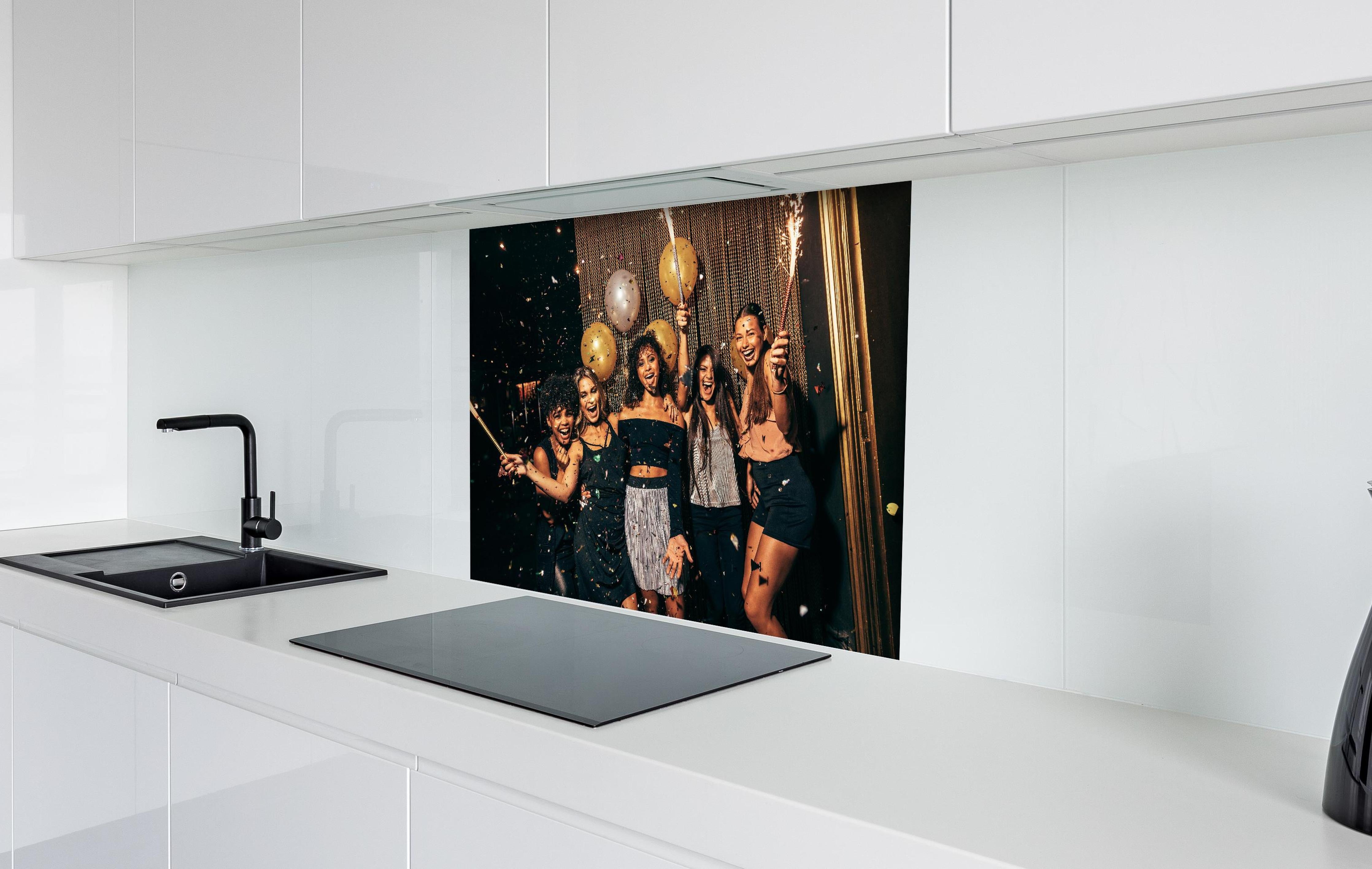 Spritzschutz - Mädchen im Nachtclub haben eine tolle Zeit hinter einem Cerankochfeld zwischen Holz-Kochutensilien
