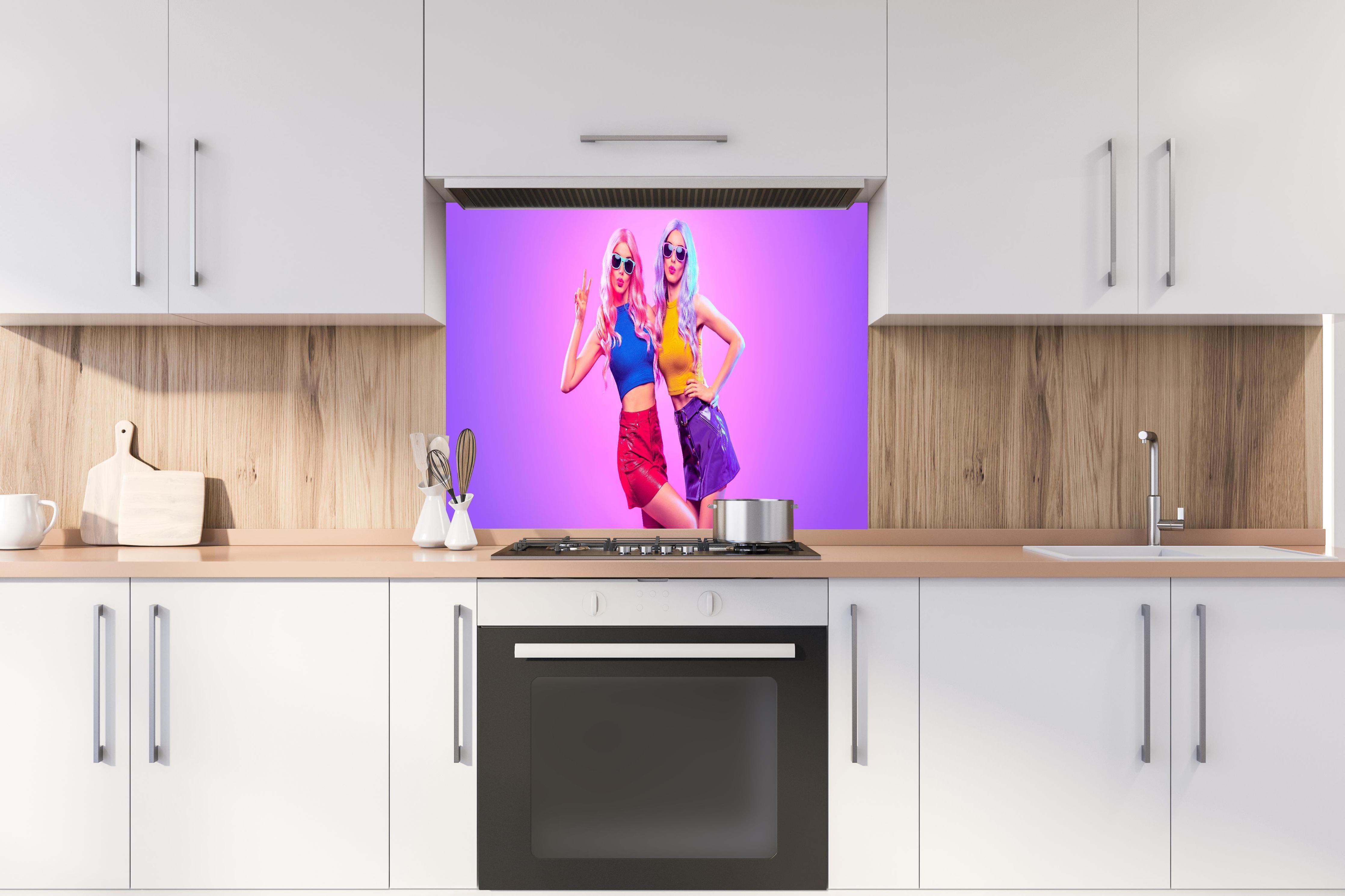 Spritzschutz - Mädchen im Neonlicht hinter einem Cerankochfeld zwischen Holz-Kochutensilien
