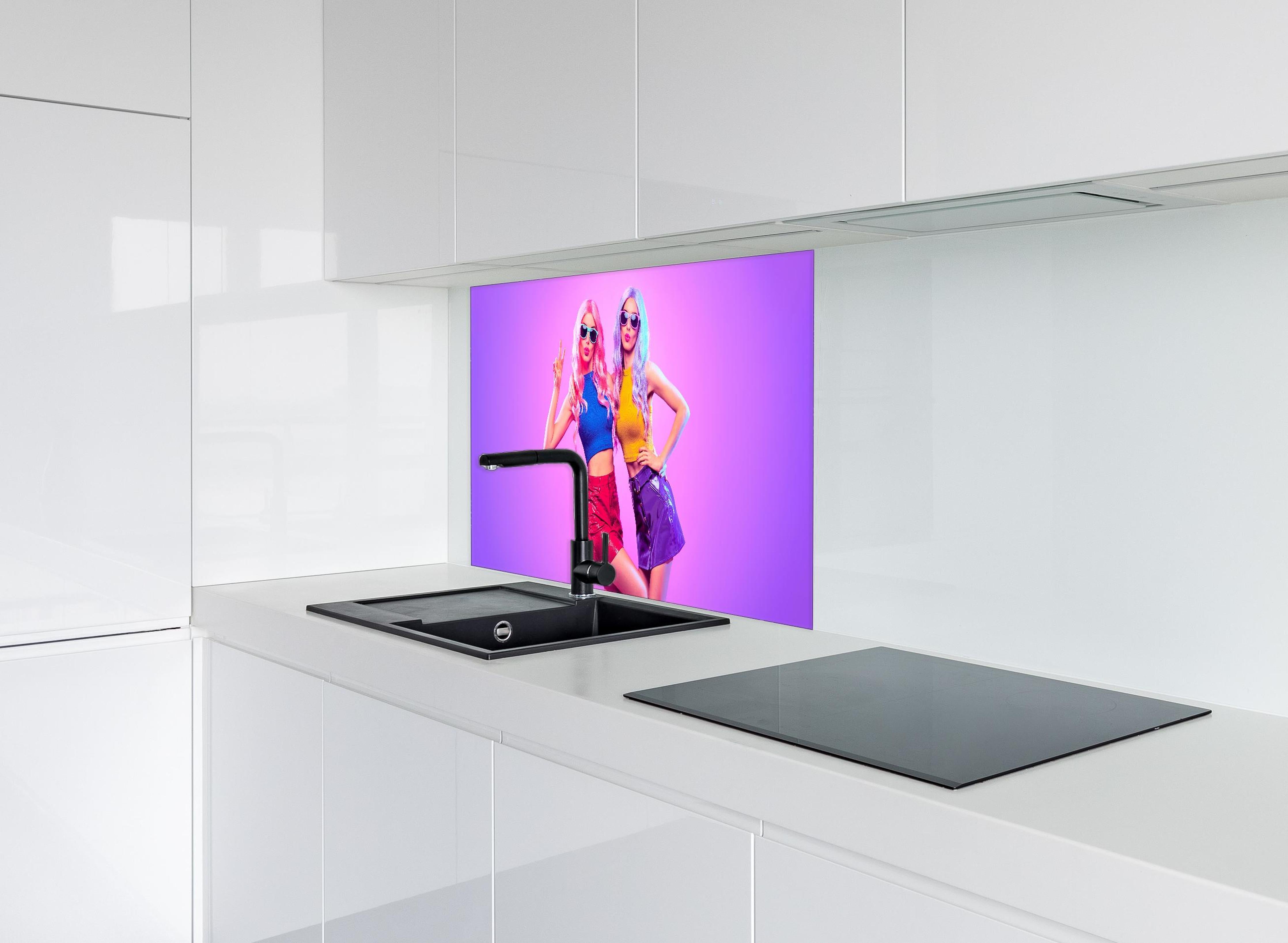 Spritzschutz - Mädchen im Neonlicht hinter einem Cerankochfeld zwischen Holz-Kochutensilien
