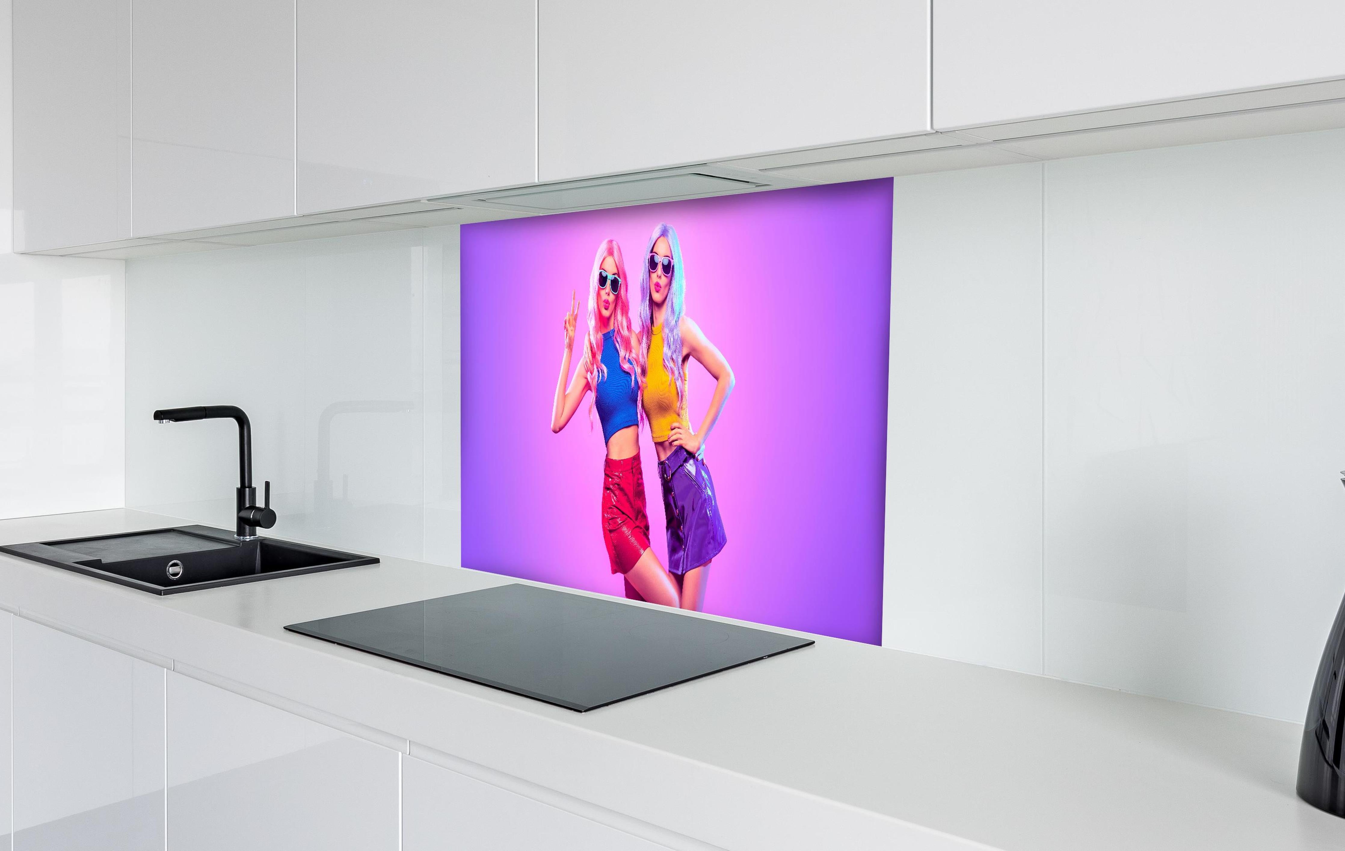 Spritzschutz - Mädchen im Neonlicht hinter einem Cerankochfeld zwischen Holz-Kochutensilien
