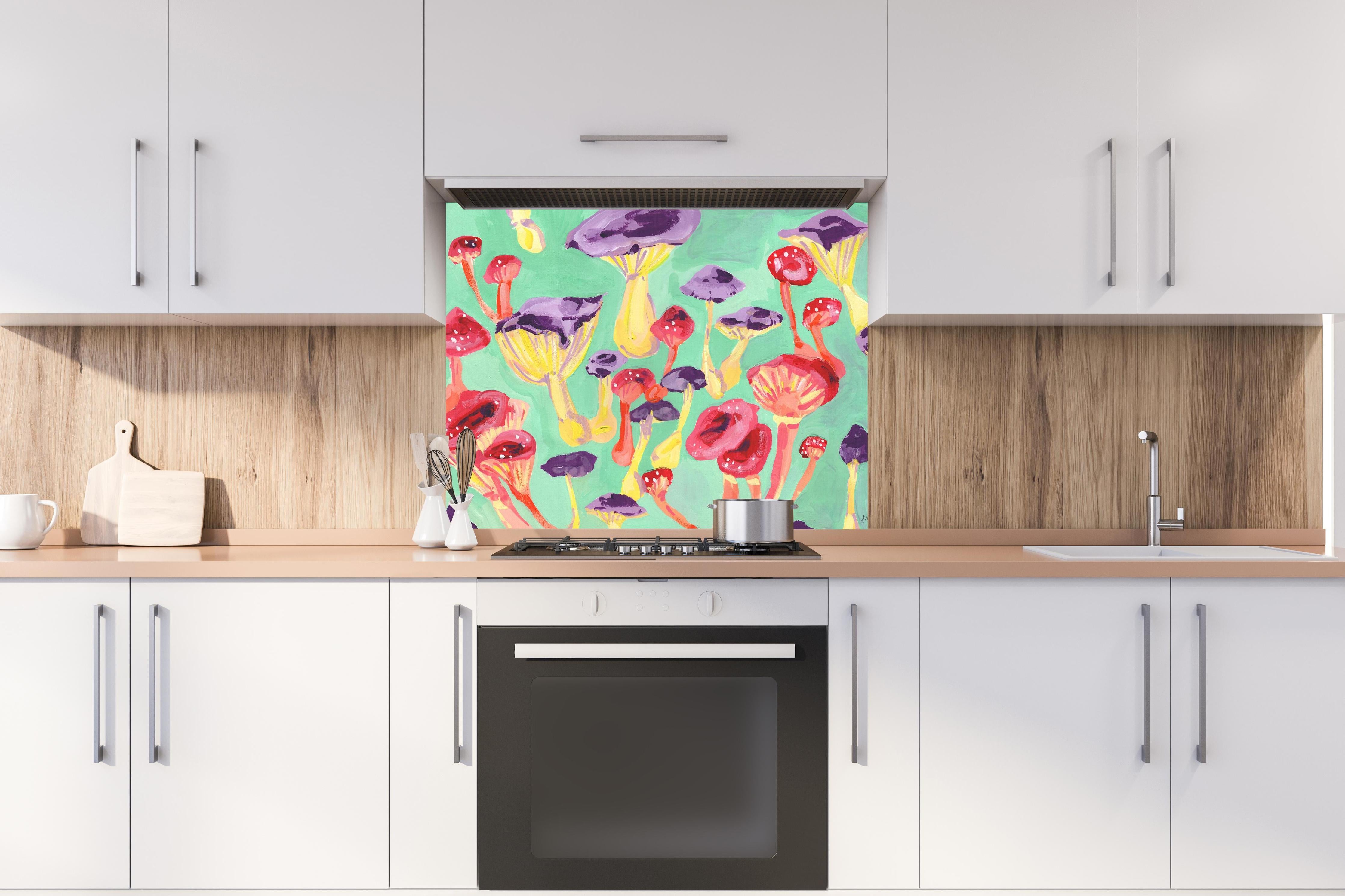 Spritzschutz - Magische Pilze - Gemälde hinter einem Cerankochfeld zwischen Holz-Kochutensilien
