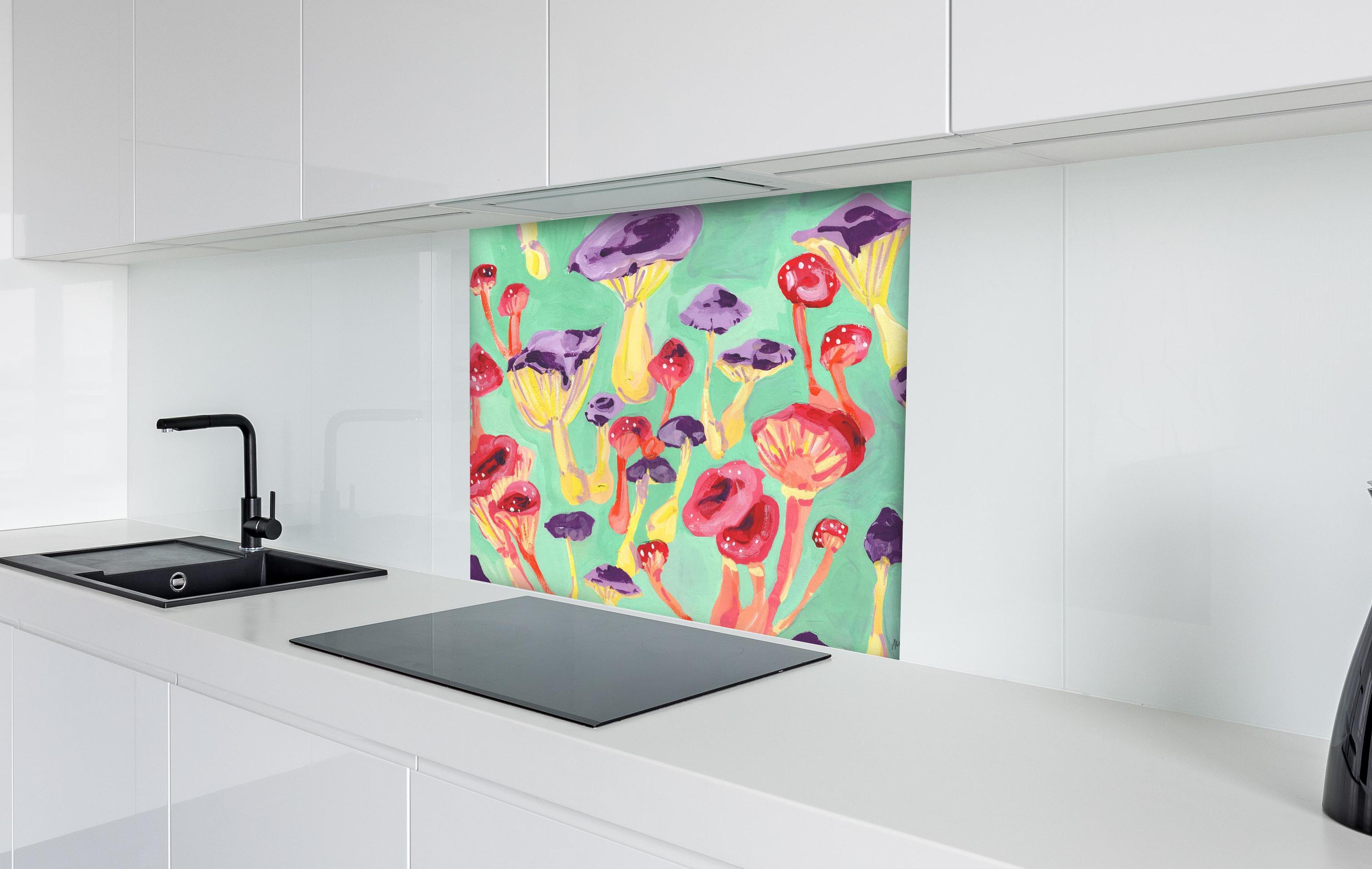 Spritzschutz - Magische Pilze - Gemälde hinter einem Cerankochfeld zwischen Holz-Kochutensilien
