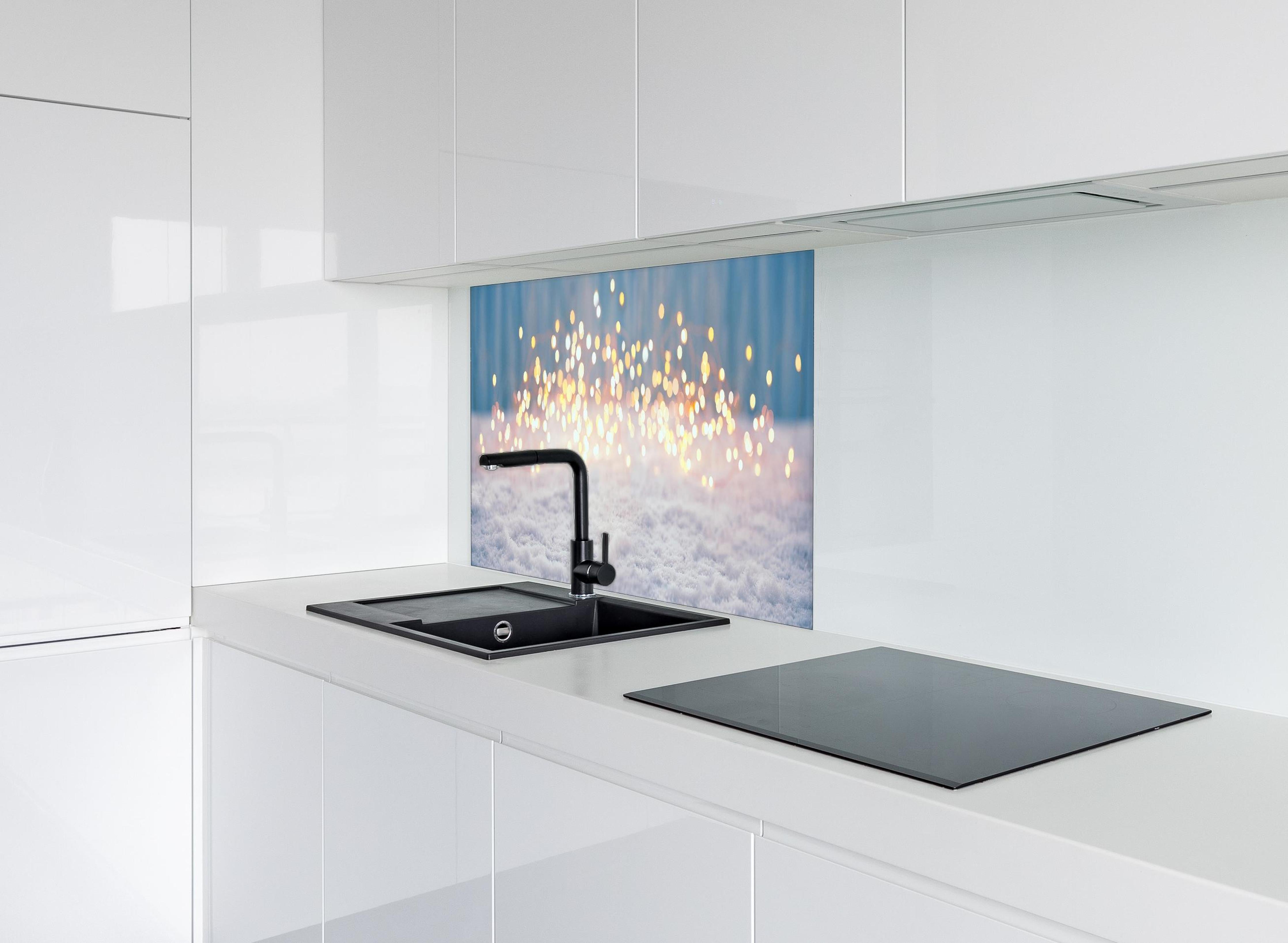 Spritzschutz - Magische Winterlandschaft mit goldenem Bokeh hinter einem Cerankochfeld zwischen Holz-Kochutensilien
