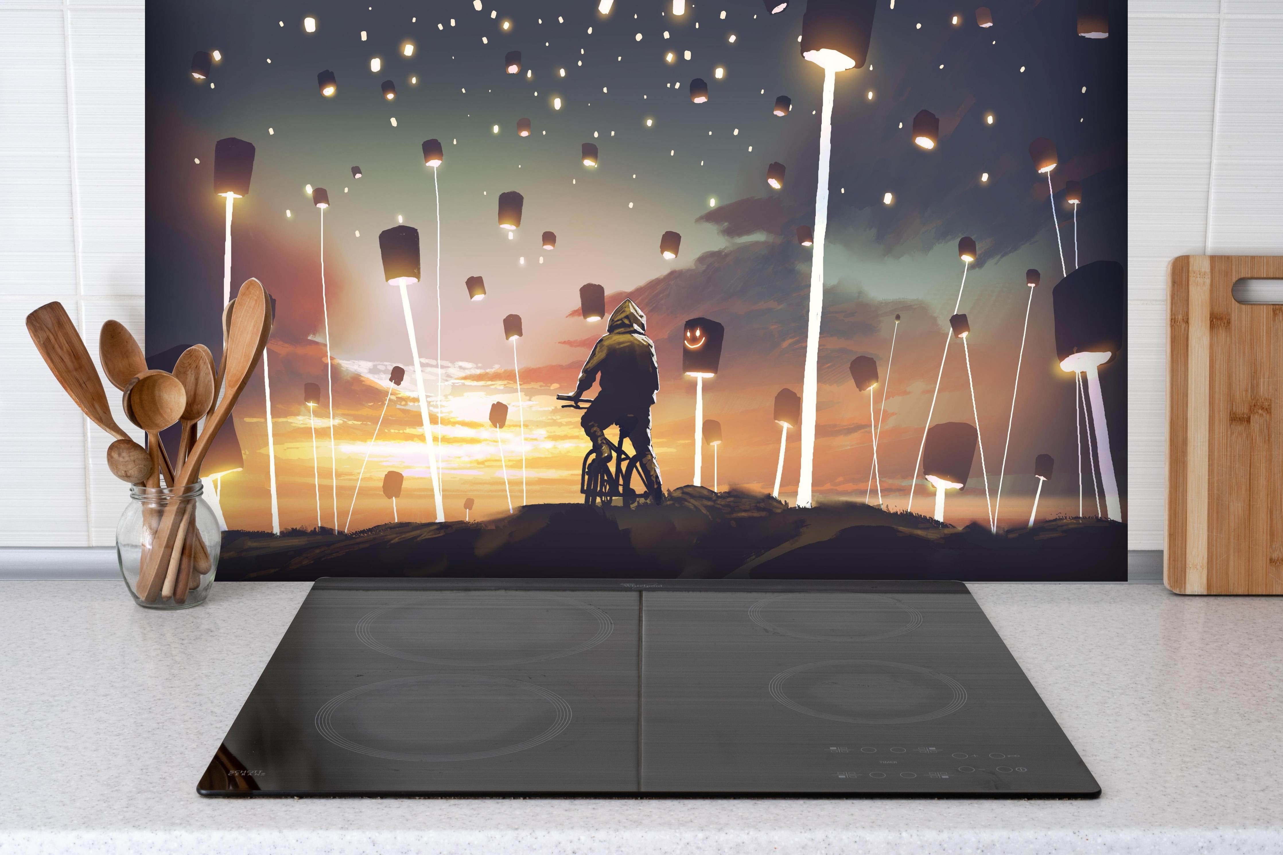 Spritzschutz - Magisches Laterne Lichtfest bei Sonnenuntergang hinter einem Cerankochfeld zwischen Holz-Kochutensilien
