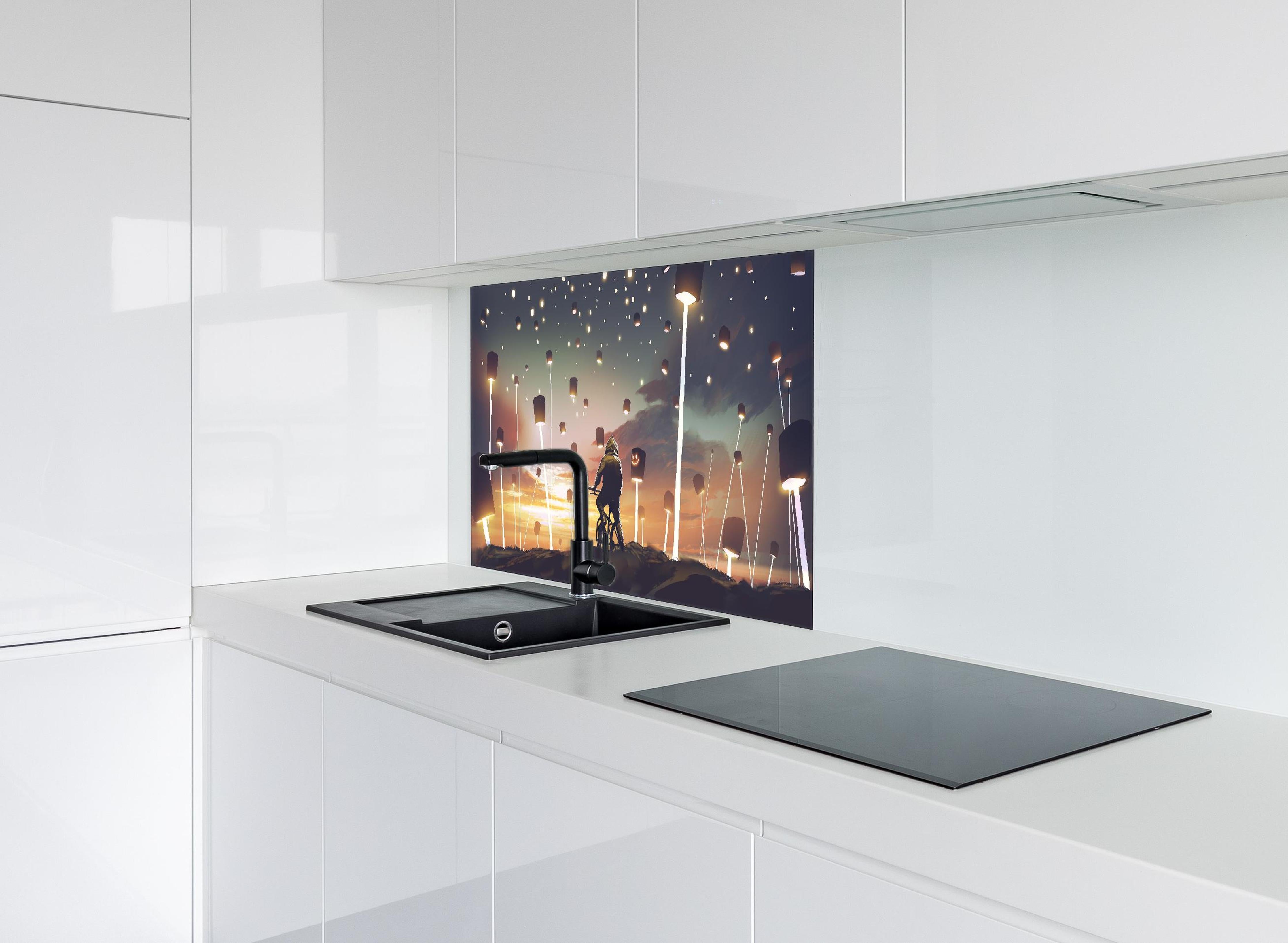 Spritzschutz - Magisches Laterne Lichtfest bei Sonnenuntergang hinter einem Cerankochfeld zwischen Holz-Kochutensilien
