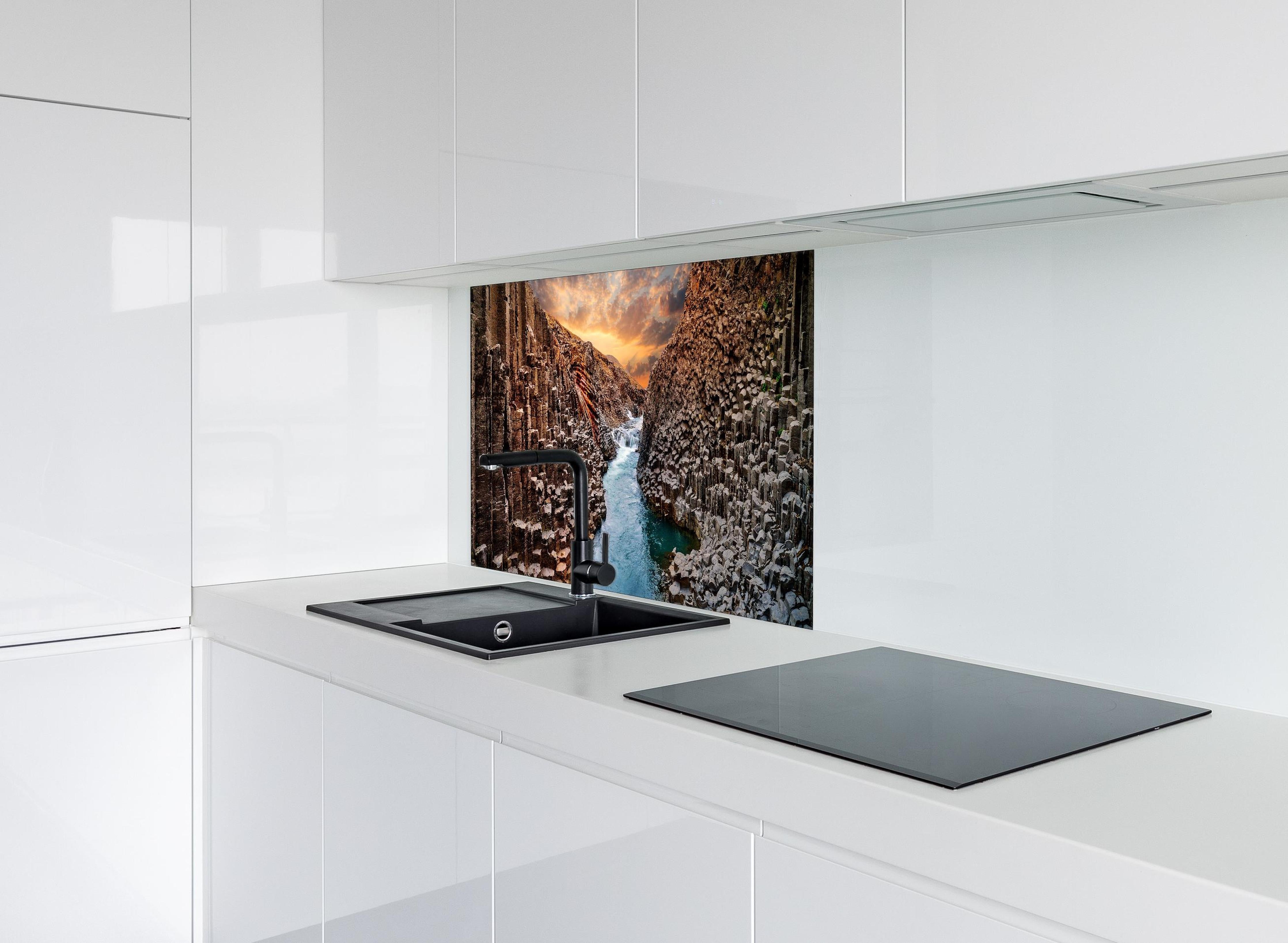 Spritzschutz - Majestätische Basalt-Schlucht Island Sonnenuntergang hinter einem Cerankochfeld zwischen Holz-Kochutensilien
