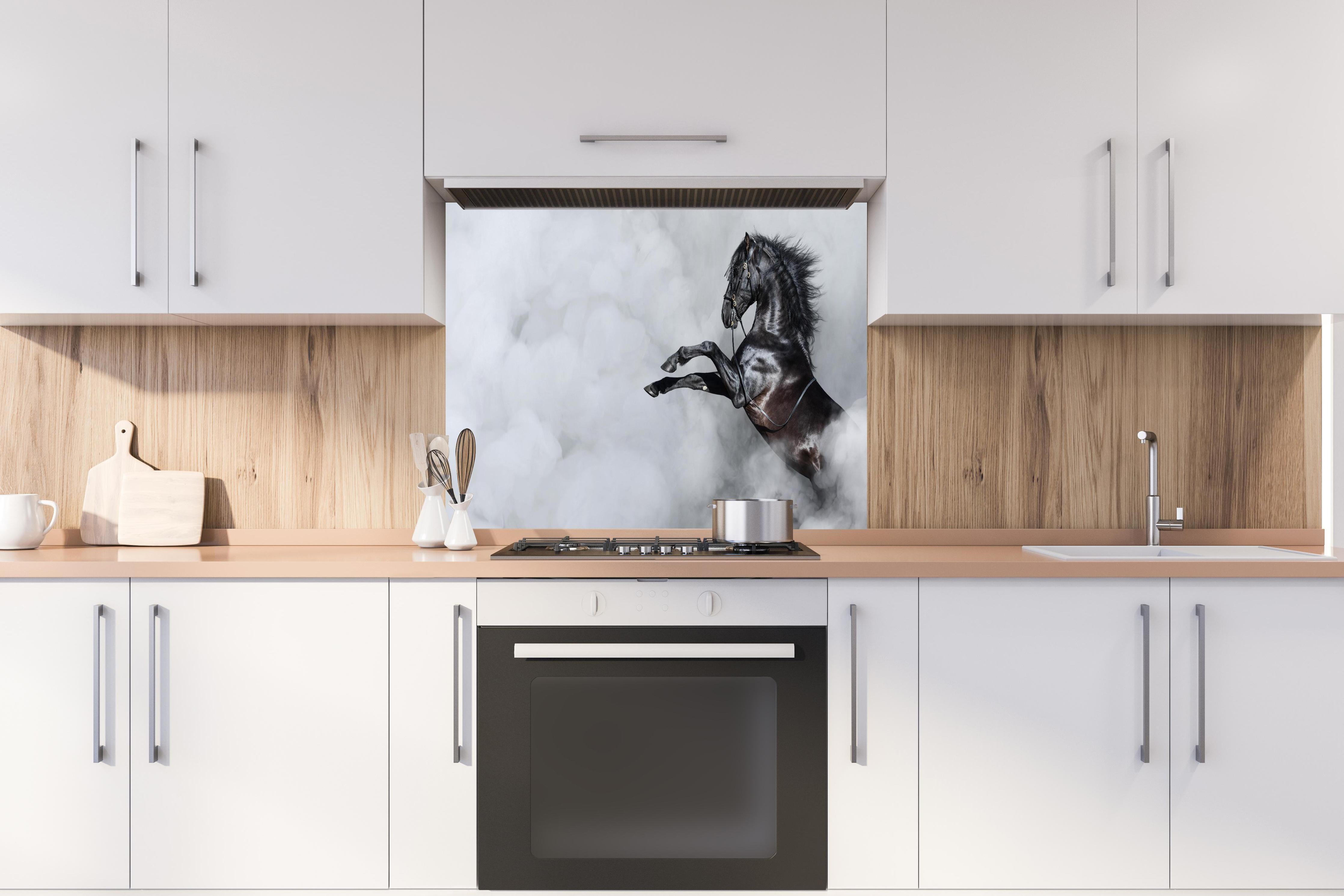 Spritzschutz - Majestätisches schwarzes Pferd umhüllt von Rauch hinter einem Cerankochfeld zwischen Holz-Kochutensilien
