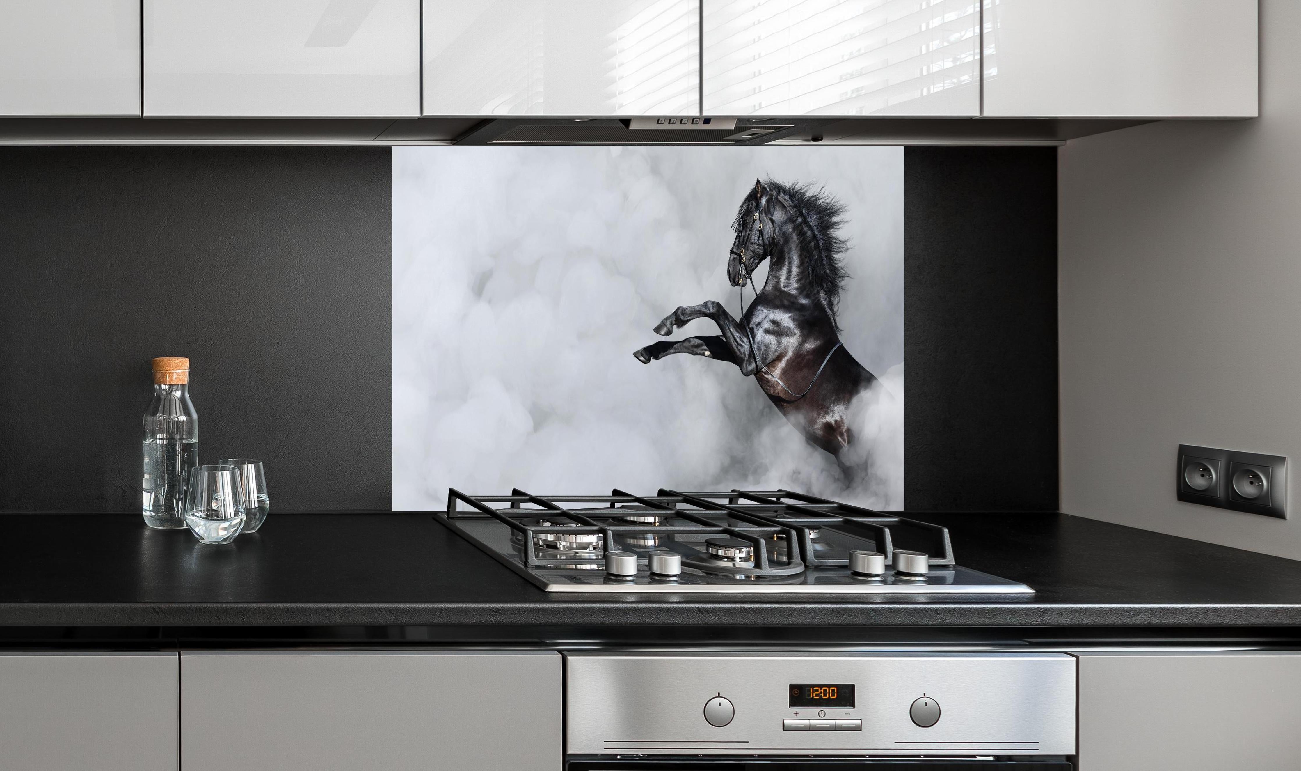 Spritzschutz - Majestätisches schwarzes Pferd umhüllt von Rauch hinter einem Cerankochfeld zwischen Holz-Kochutensilien
