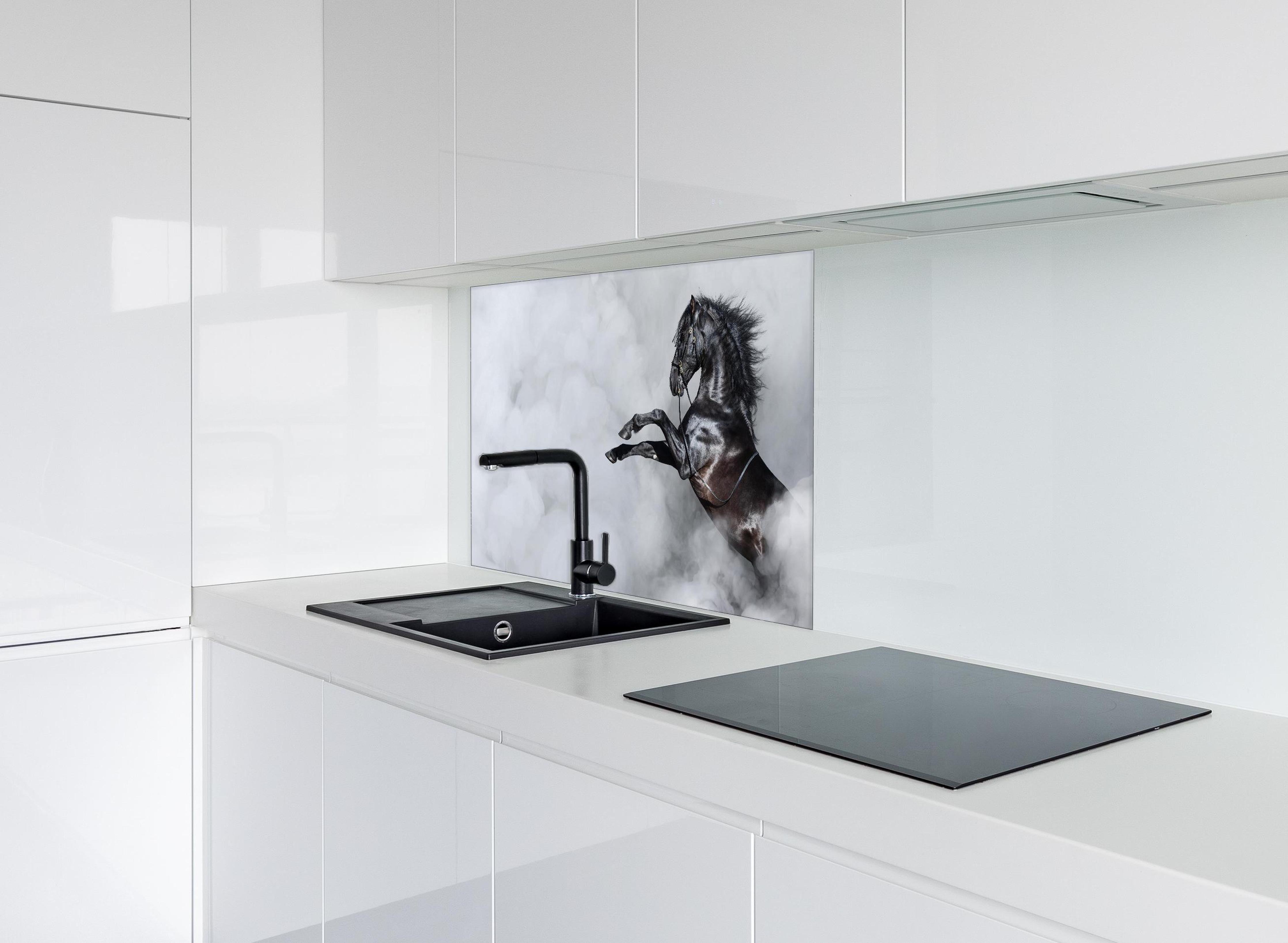 Spritzschutz - Majestätisches schwarzes Pferd umhüllt von Rauch hinter einem Cerankochfeld zwischen Holz-Kochutensilien
