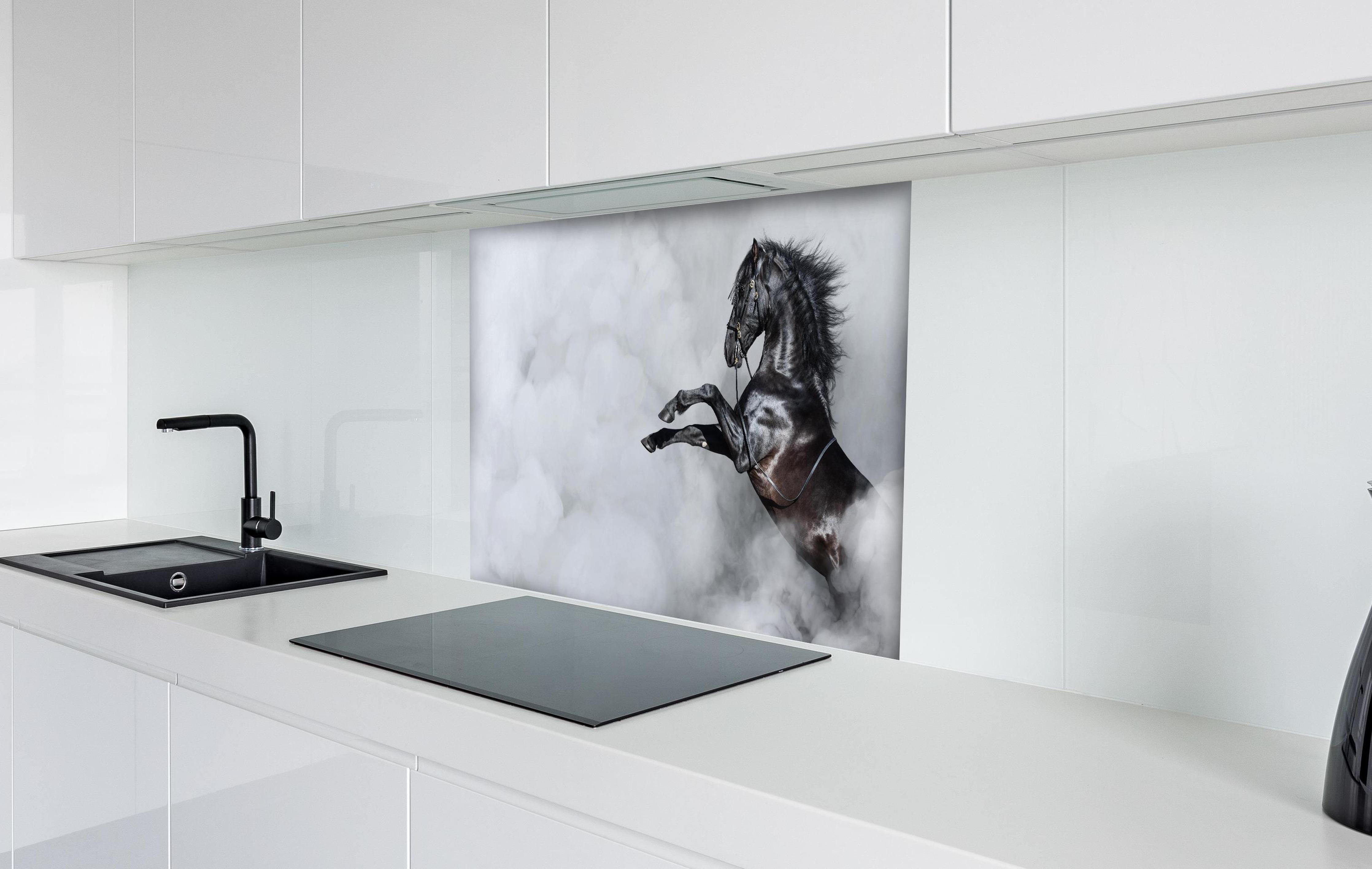 Spritzschutz - Majestätisches schwarzes Pferd umhüllt von Rauch hinter einem Cerankochfeld zwischen Holz-Kochutensilien
