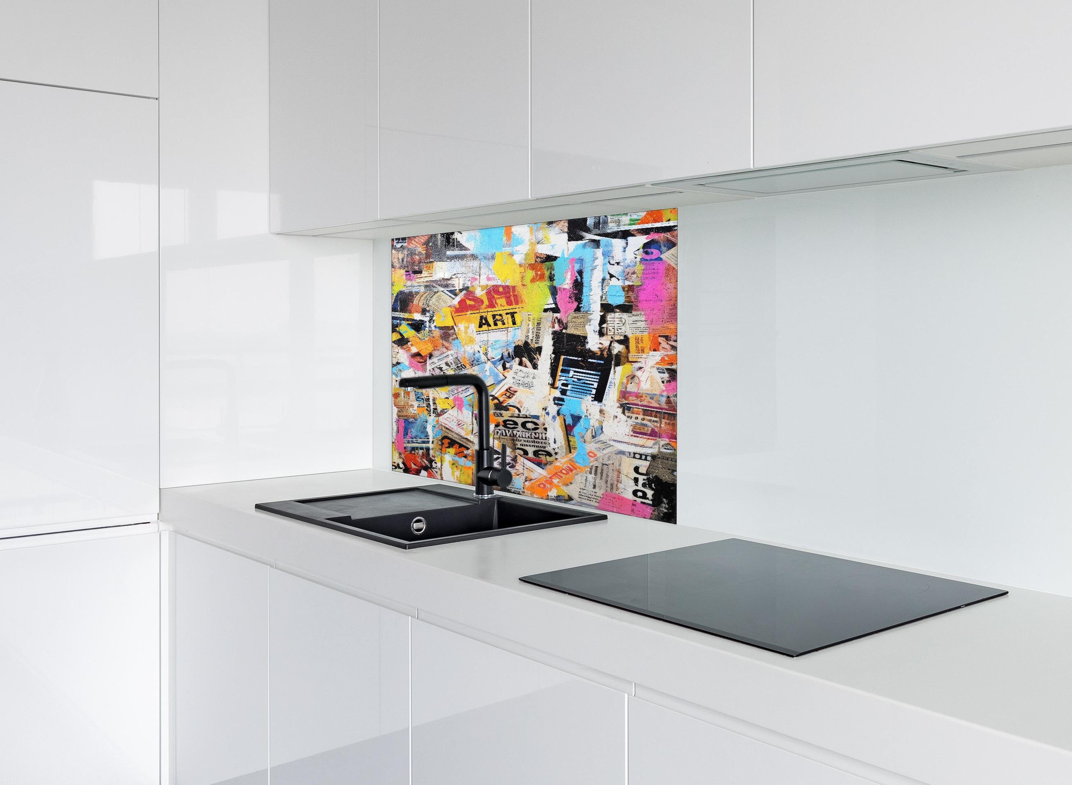 Spritzschutz - Makroaufnahme Lavendel in Pastellfarben hinter einem Cerankochfeld zwischen Holz-Kochutensilien
