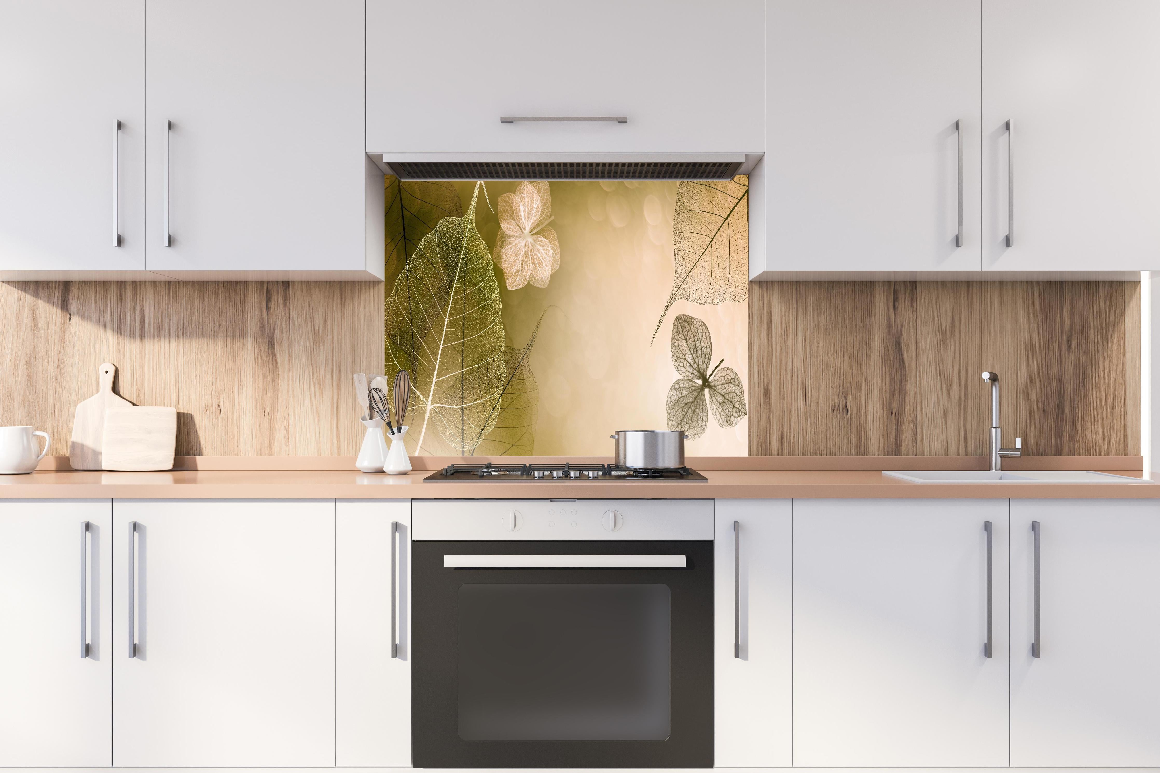 Spritzschutz - Makrofotografie Blattadern künstlerisch hinter einem Cerankochfeld zwischen Holz-Kochutensilien
