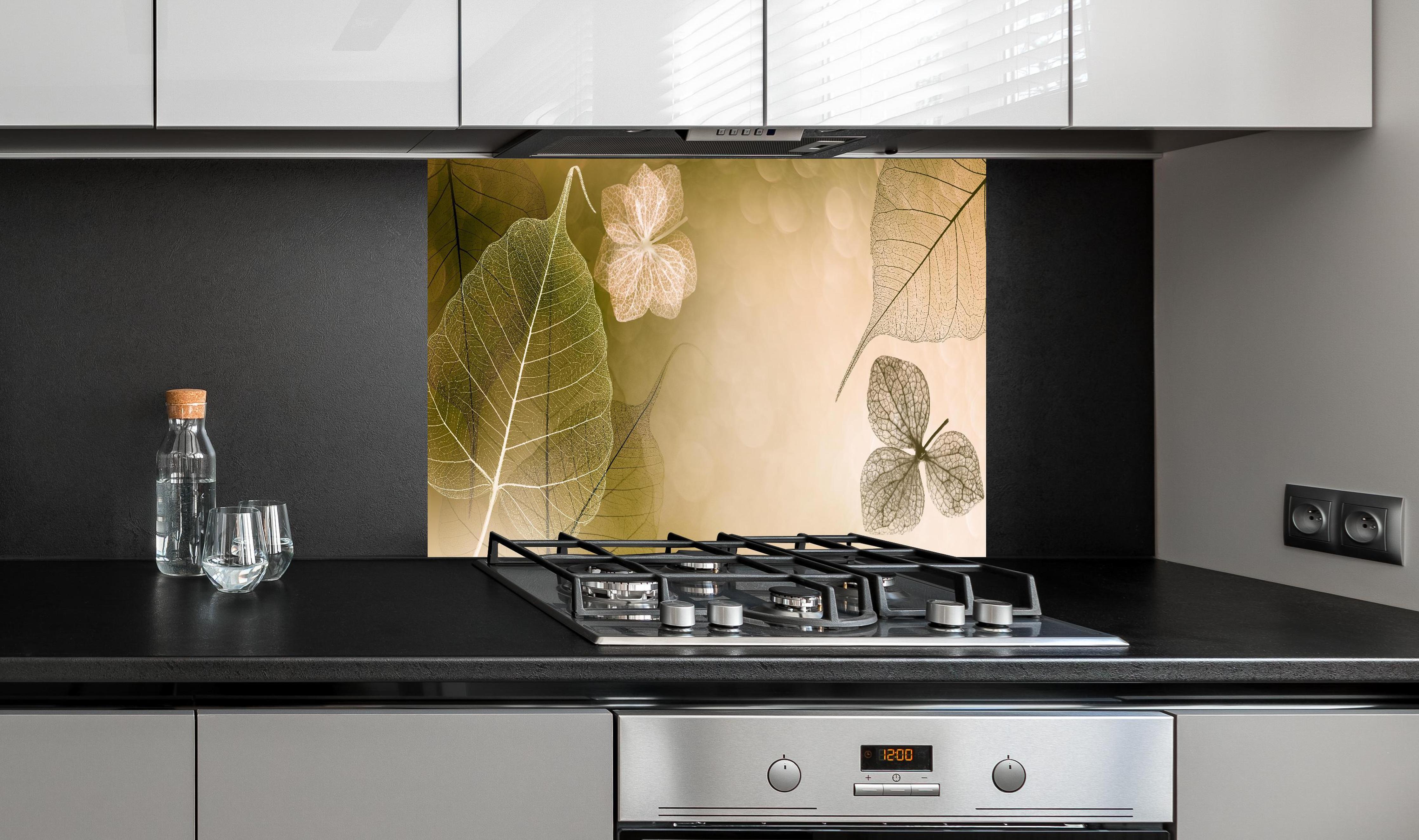 Spritzschutz - Makrofotografie Blattadern künstlerisch hinter einem Cerankochfeld zwischen Holz-Kochutensilien
