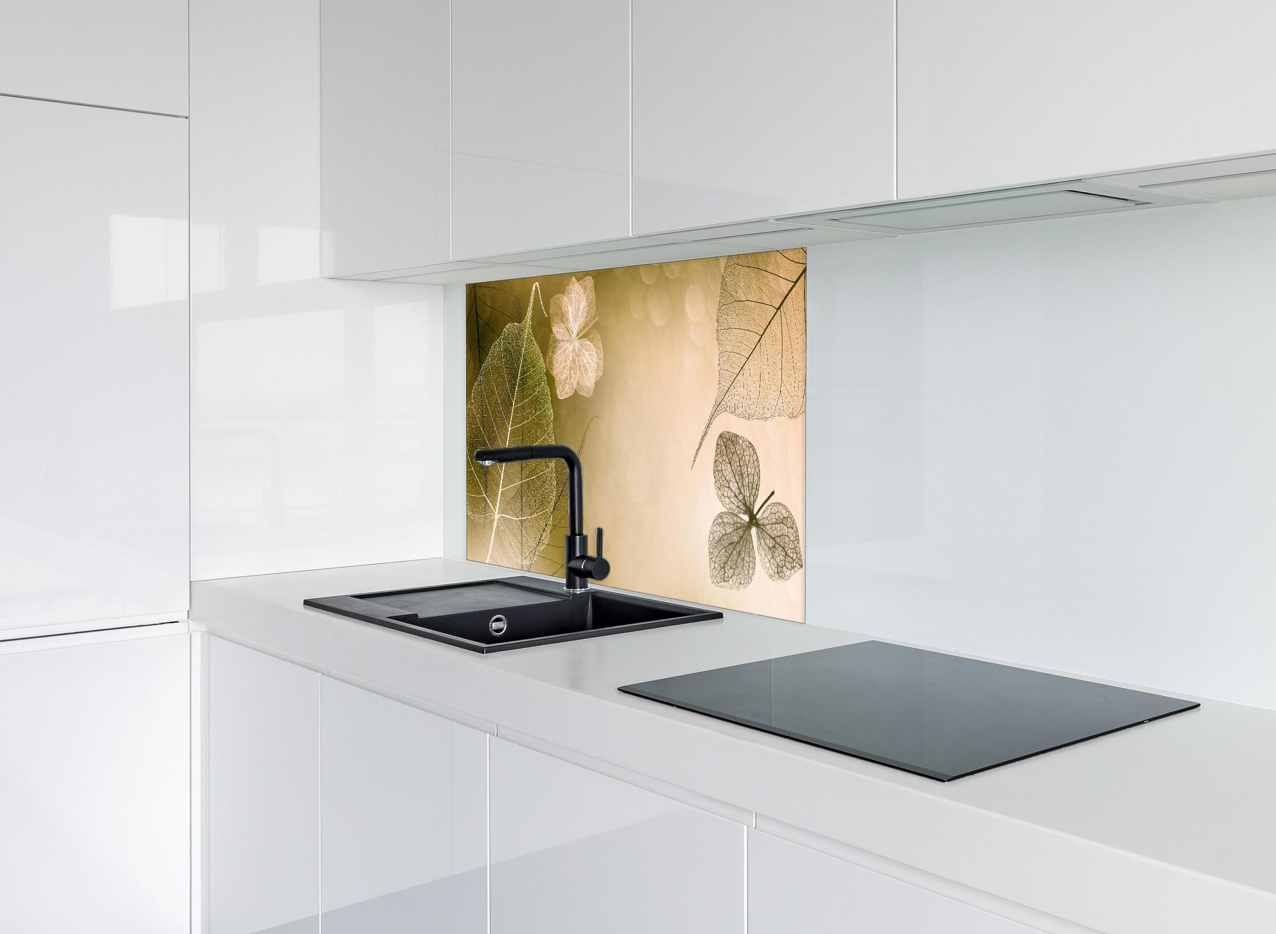 Spritzschutz - Makrofotografie Blattadern künstlerisch hinter einem Cerankochfeld zwischen Holz-Kochutensilien
