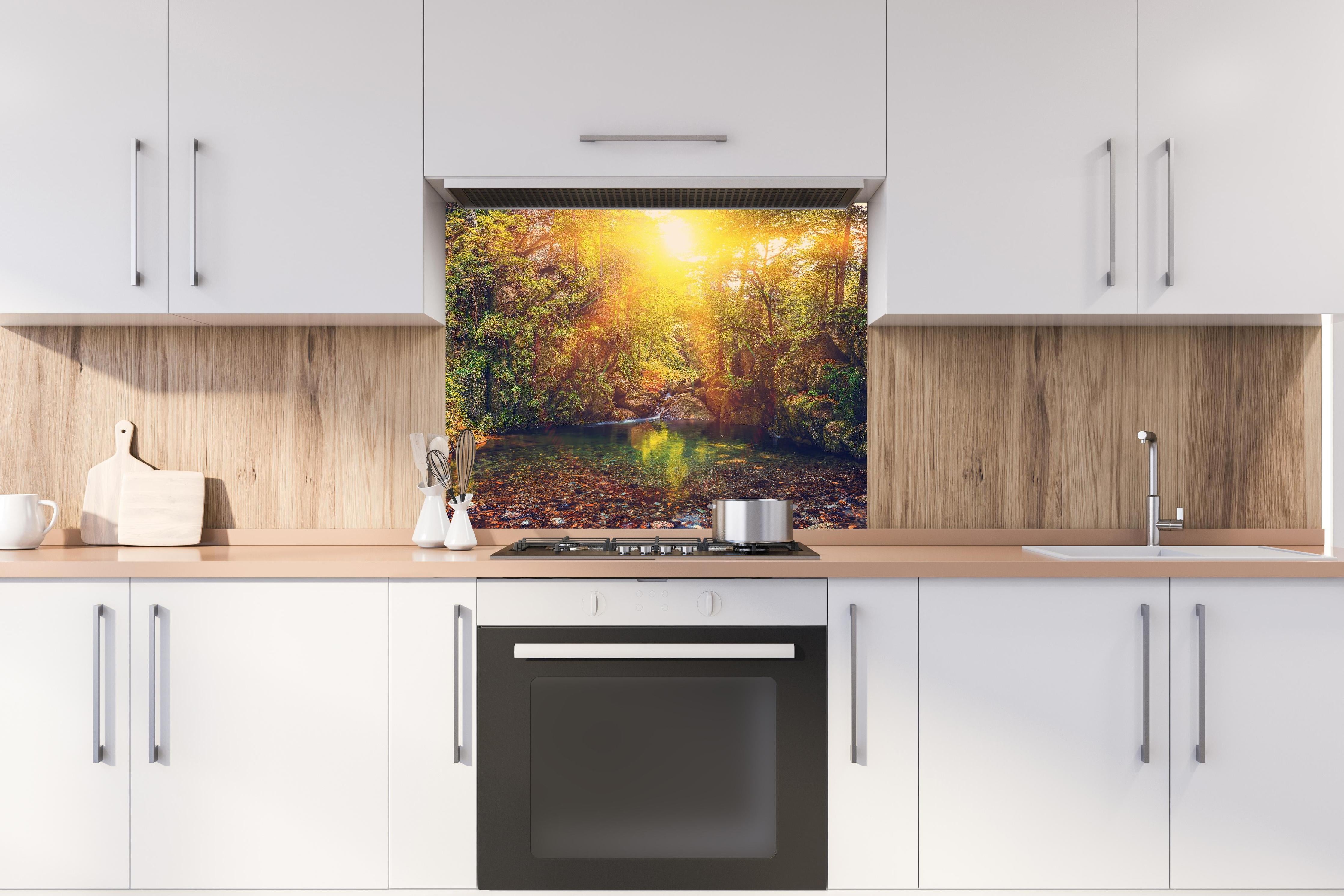 Spritzschutz - Malerischer Sonnenuntergang am Waldsee hinter einem Cerankochfeld zwischen Holz-Kochutensilien
