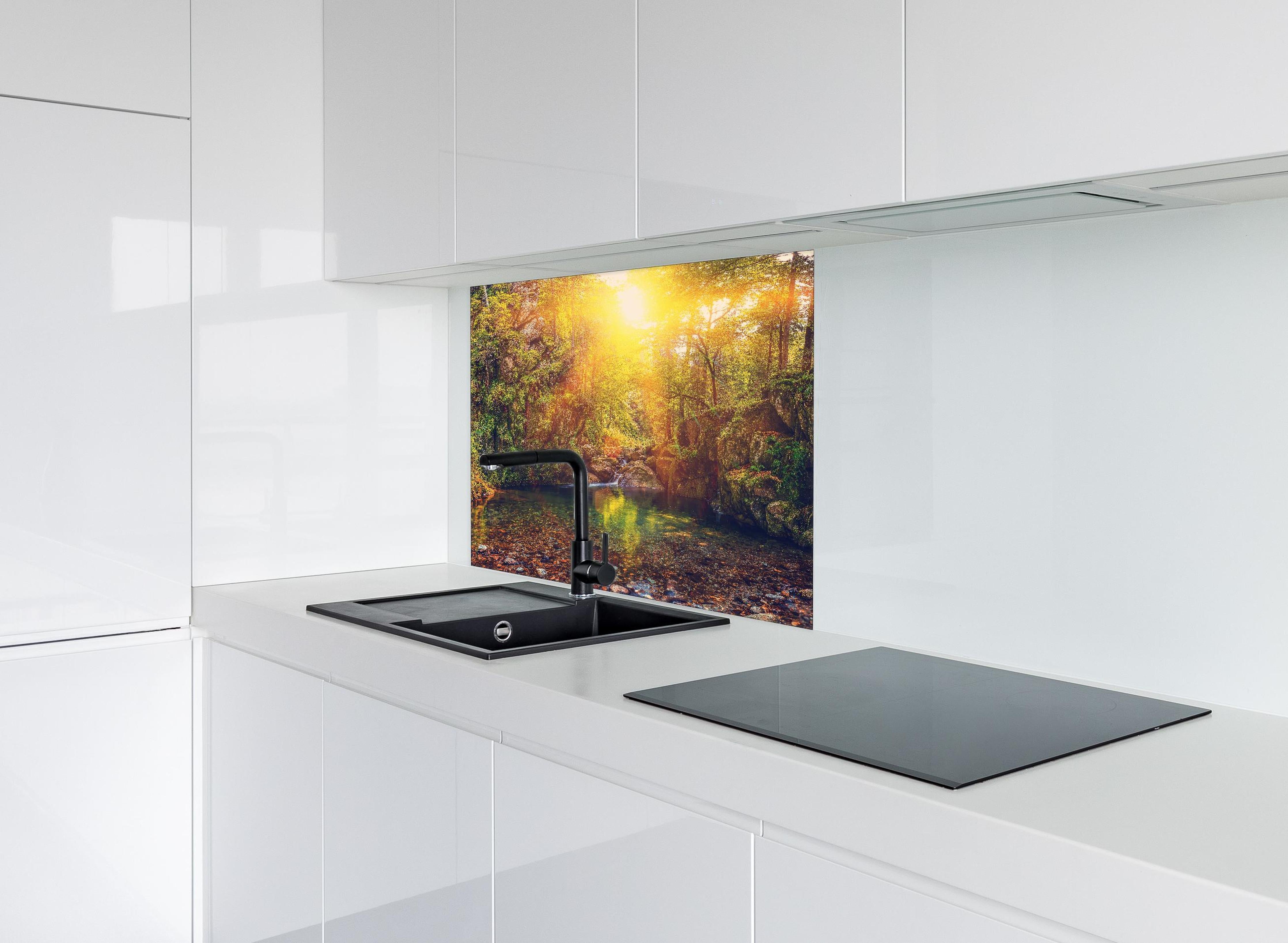 Spritzschutz - Malerischer Sonnenuntergang am Waldsee hinter einem Cerankochfeld zwischen Holz-Kochutensilien
