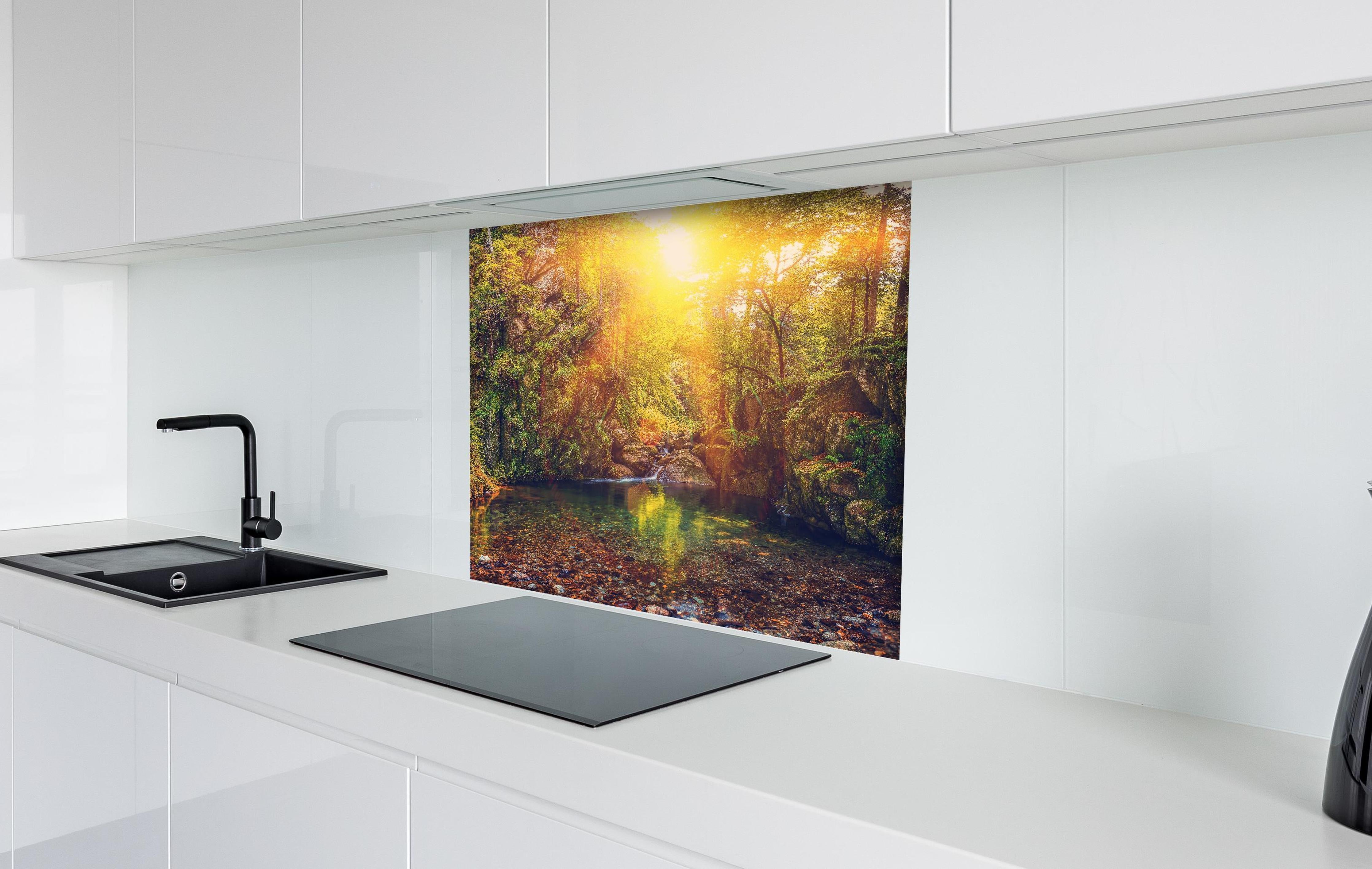 Spritzschutz - Malerischer Sonnenuntergang am Waldsee hinter einem Cerankochfeld zwischen Holz-Kochutensilien
