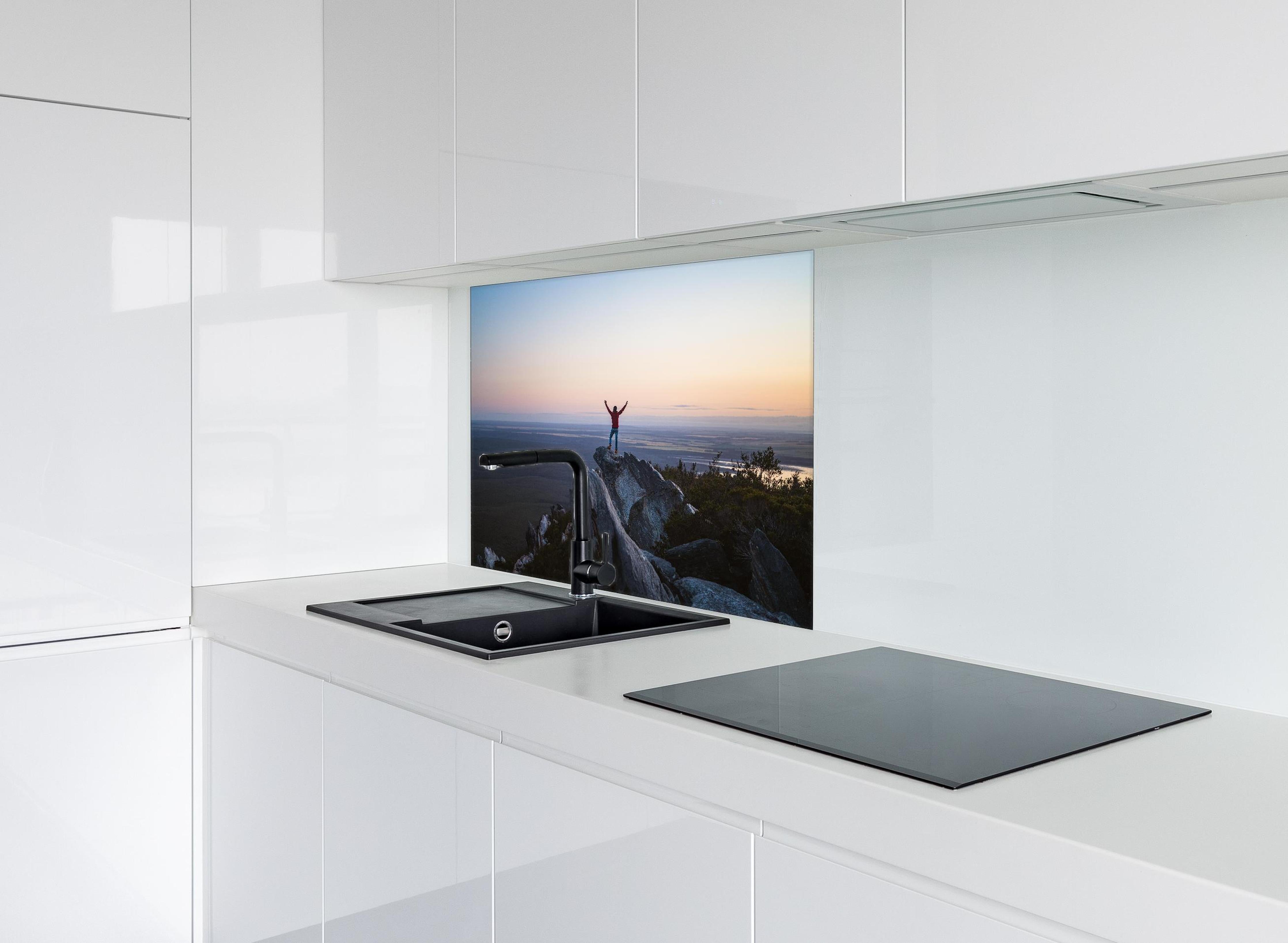 Spritzschutz - Mann steht auf das East Mount Barren hinter einem Cerankochfeld zwischen Holz-Kochutensilien
