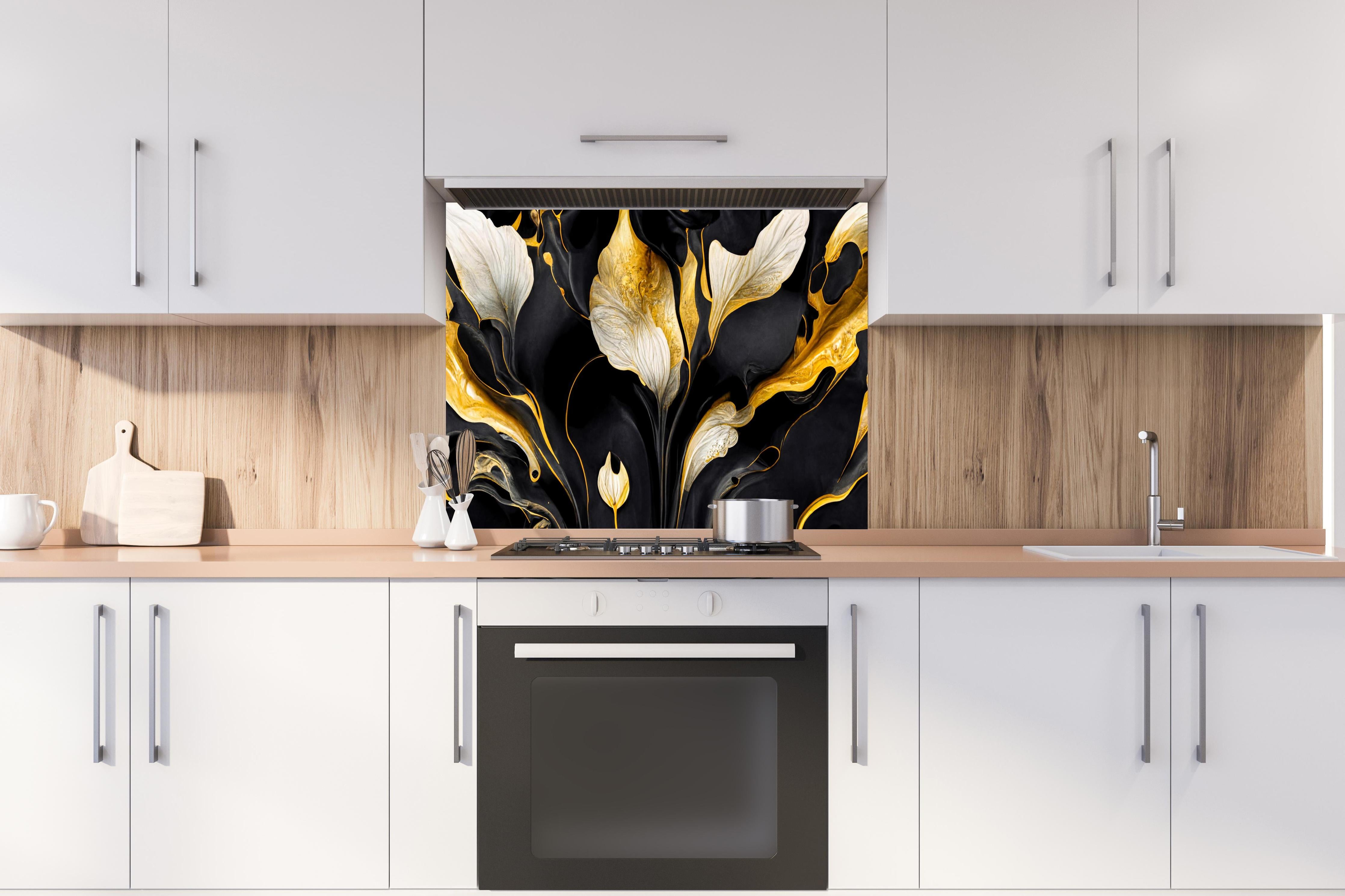 Spritzschutz - Marmor Blumenmuster hinter einem Cerankochfeld zwischen Holz-Kochutensilien
