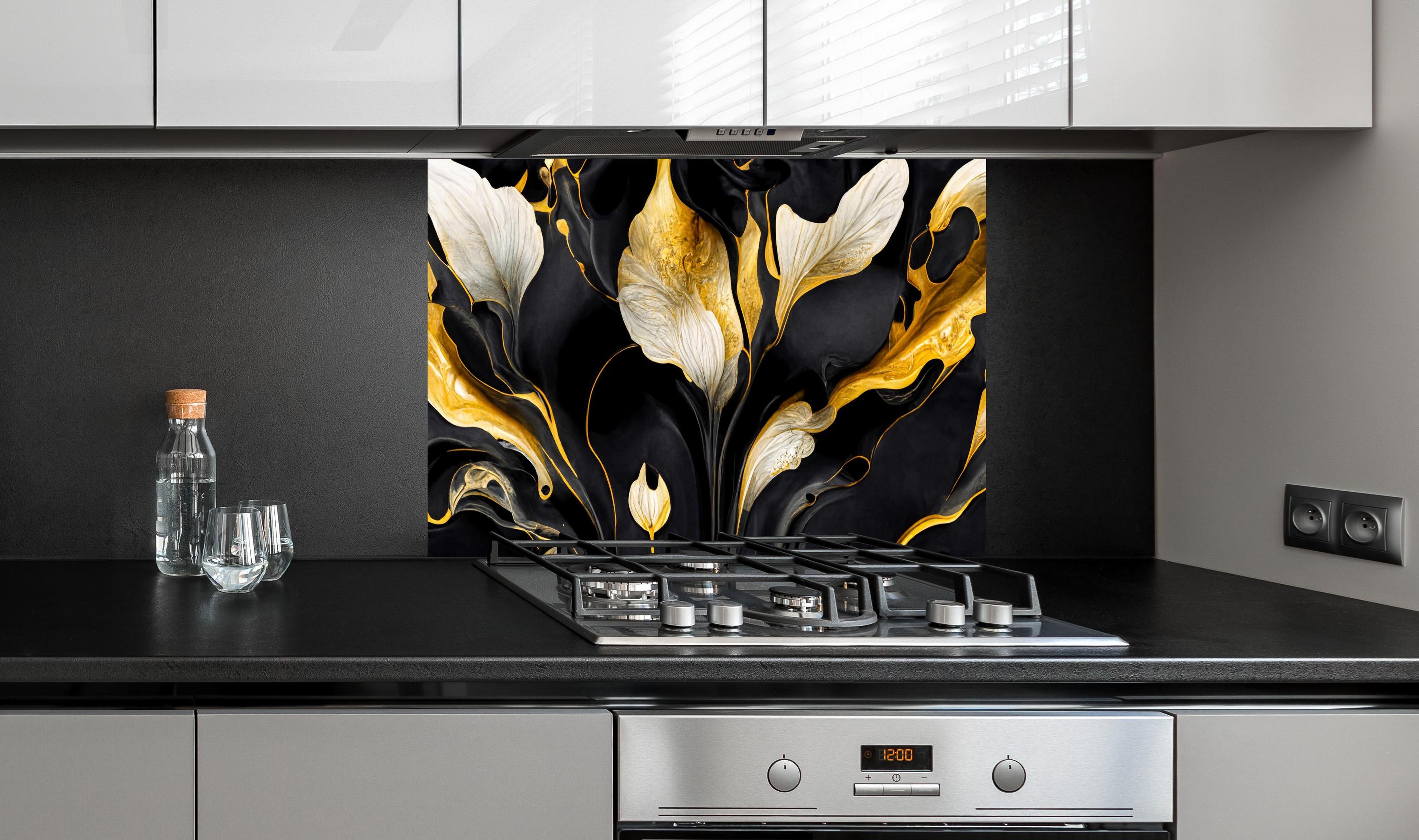 Spritzschutz - Marmor Blumenmuster hinter einem Cerankochfeld zwischen Holz-Kochutensilien
