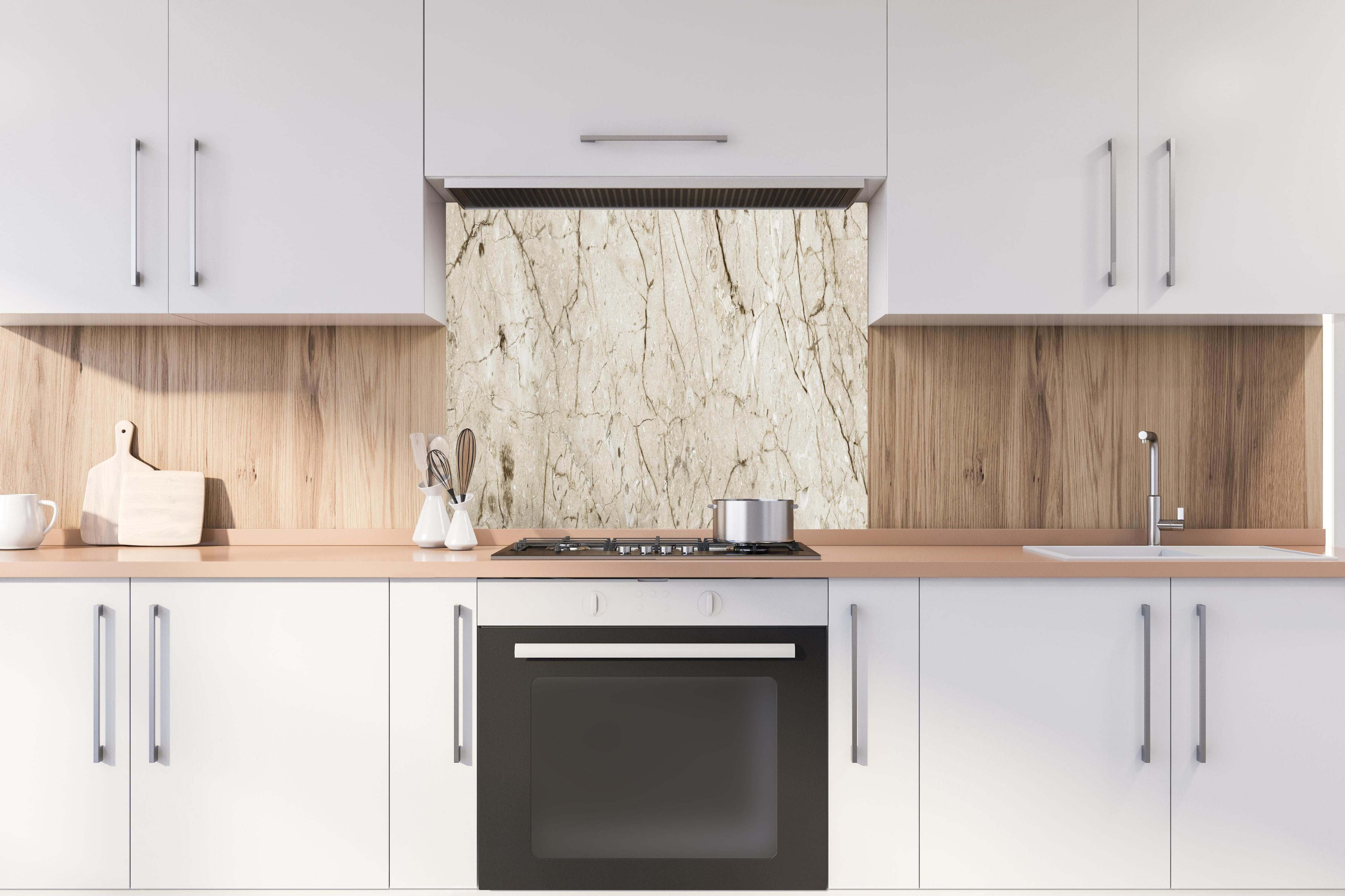 Spritzschutz - Marmor Hintergrund - Beige hinter einem Cerankochfeld zwischen Holz-Kochutensilien
