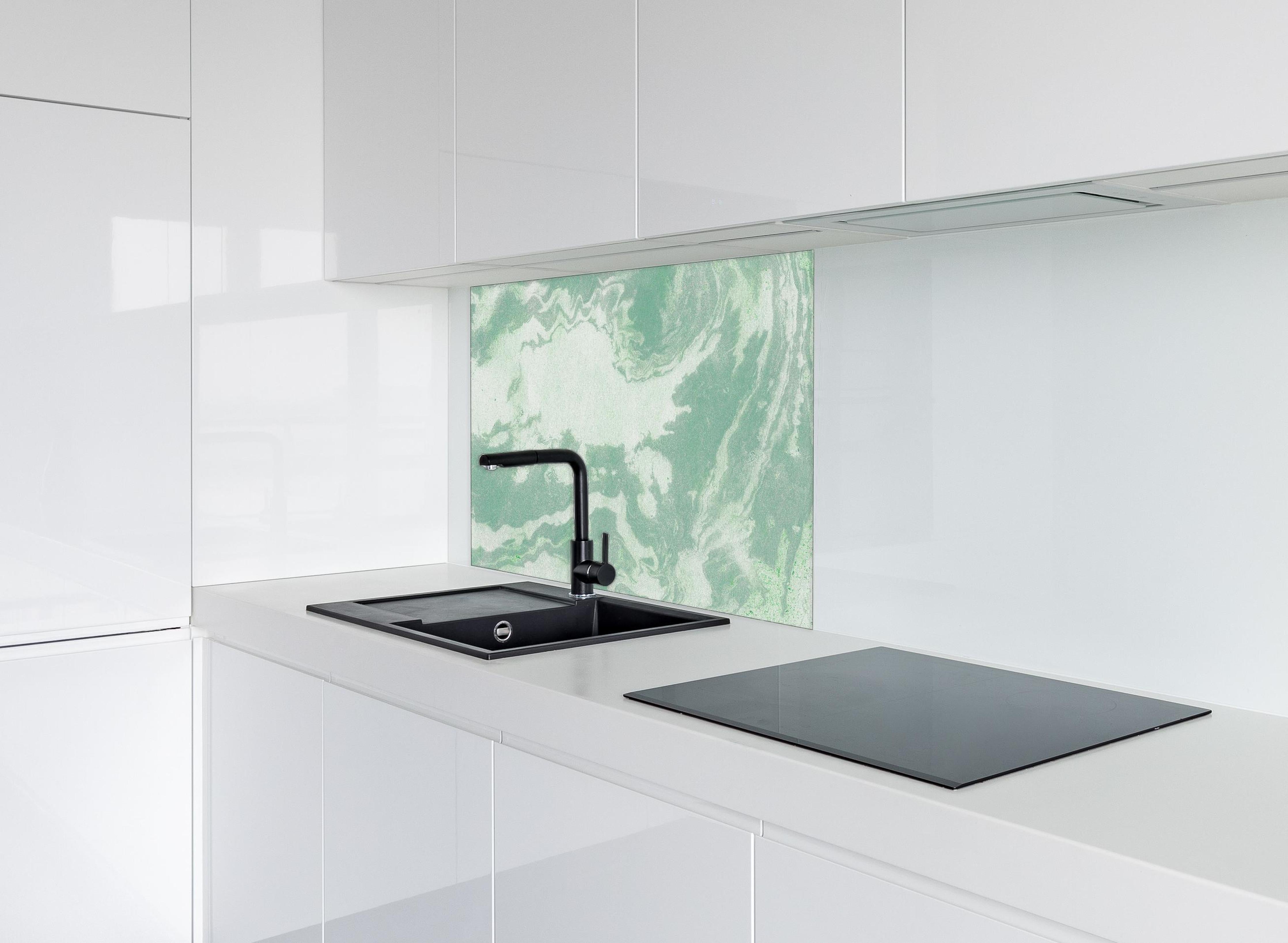 Spritzschutz - Marmor Oberfläche - Pastellmalerei hinter einem Cerankochfeld zwischen Holz-Kochutensilien
