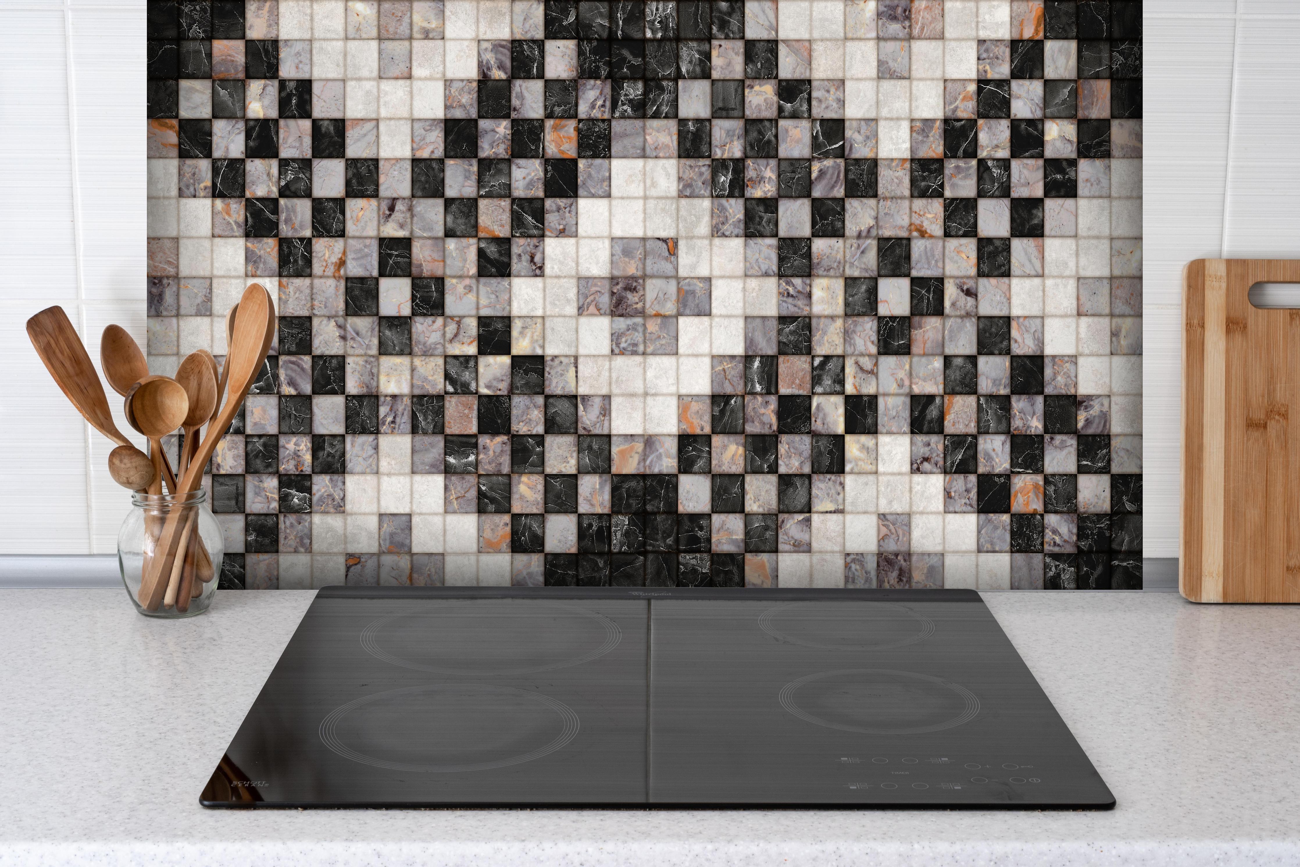 Spritzschutz - Marmor Textur - Retro-Muster  hinter einem Cerankochfeld zwischen Holz-Kochutensilien
