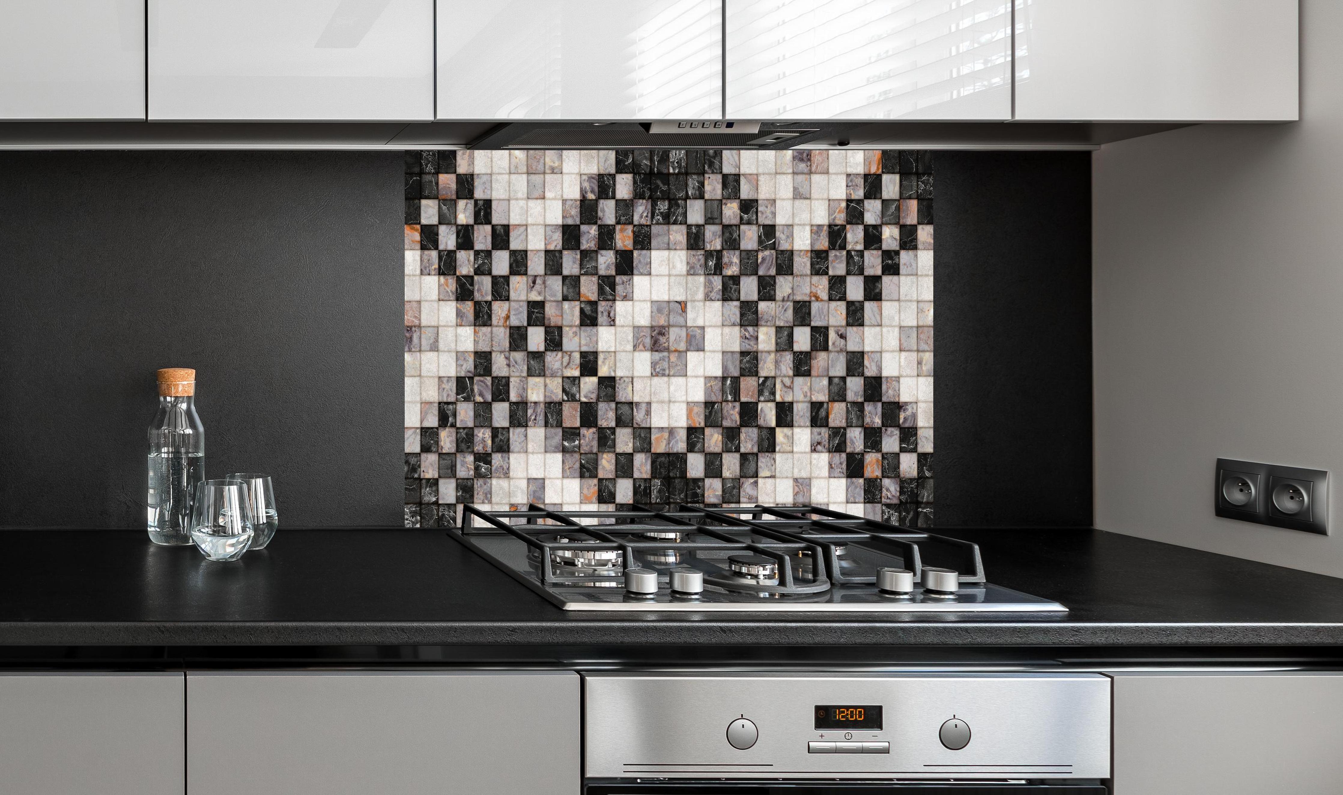 Spritzschutz - Marmor Textur - Retro-Muster  hinter einem Cerankochfeld zwischen Holz-Kochutensilien
