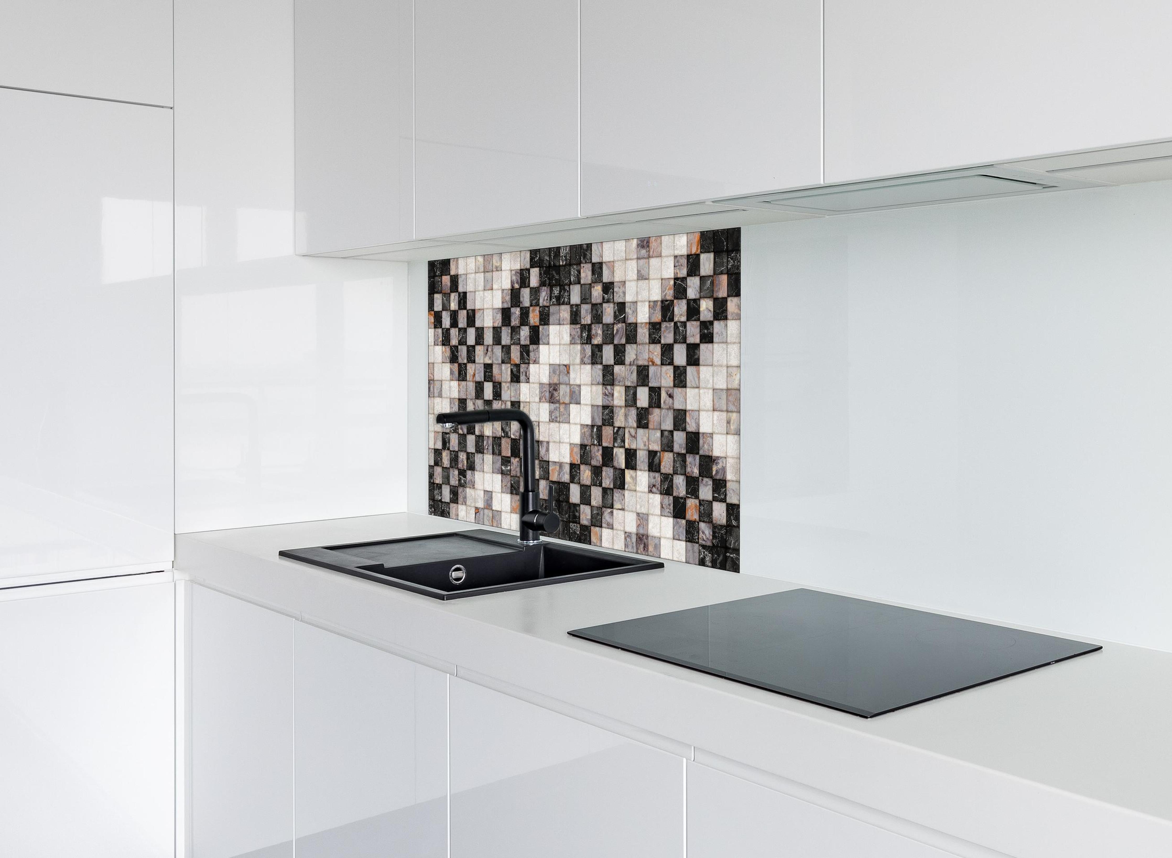 Spritzschutz - Marmor Textur - Retro-Muster  hinter einem Cerankochfeld zwischen Holz-Kochutensilien
