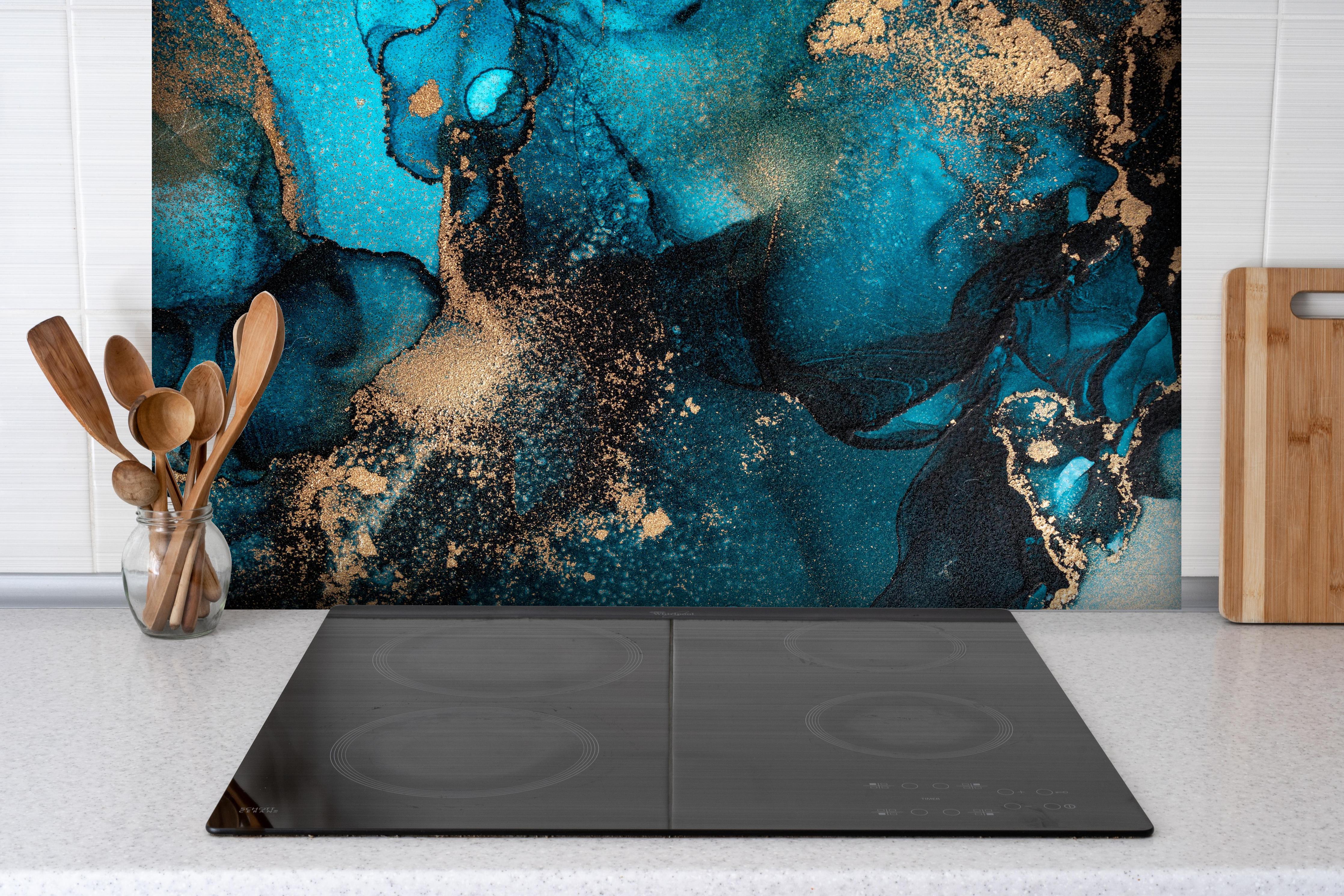 Spritzschutz - Marmor Wand Design - Flüssigmalerei hinter einem Cerankochfeld zwischen Holz-Kochutensilien
