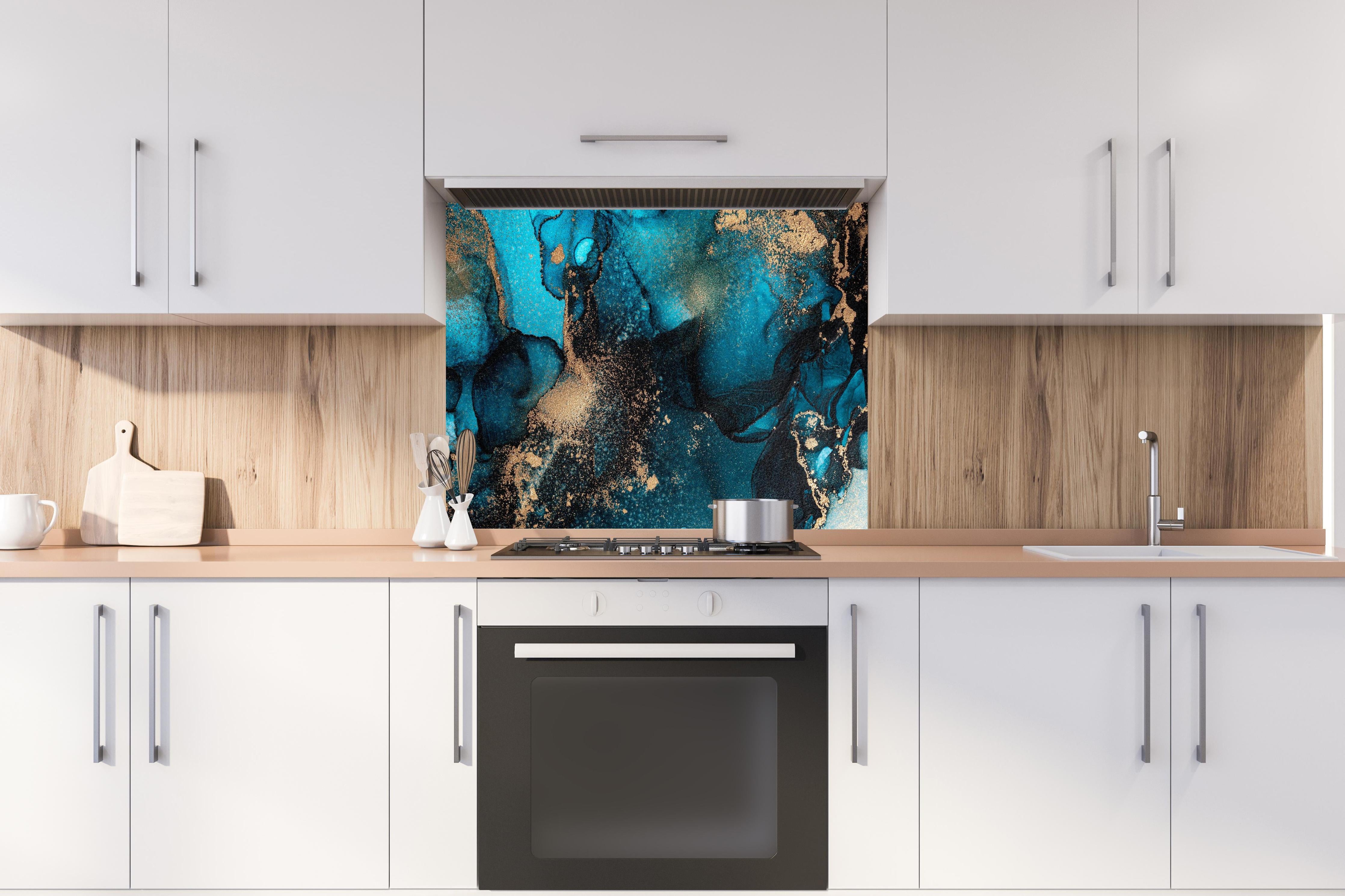 Spritzschutz - Marmor Wand Design - Flüssigmalerei hinter einem Cerankochfeld zwischen Holz-Kochutensilien
