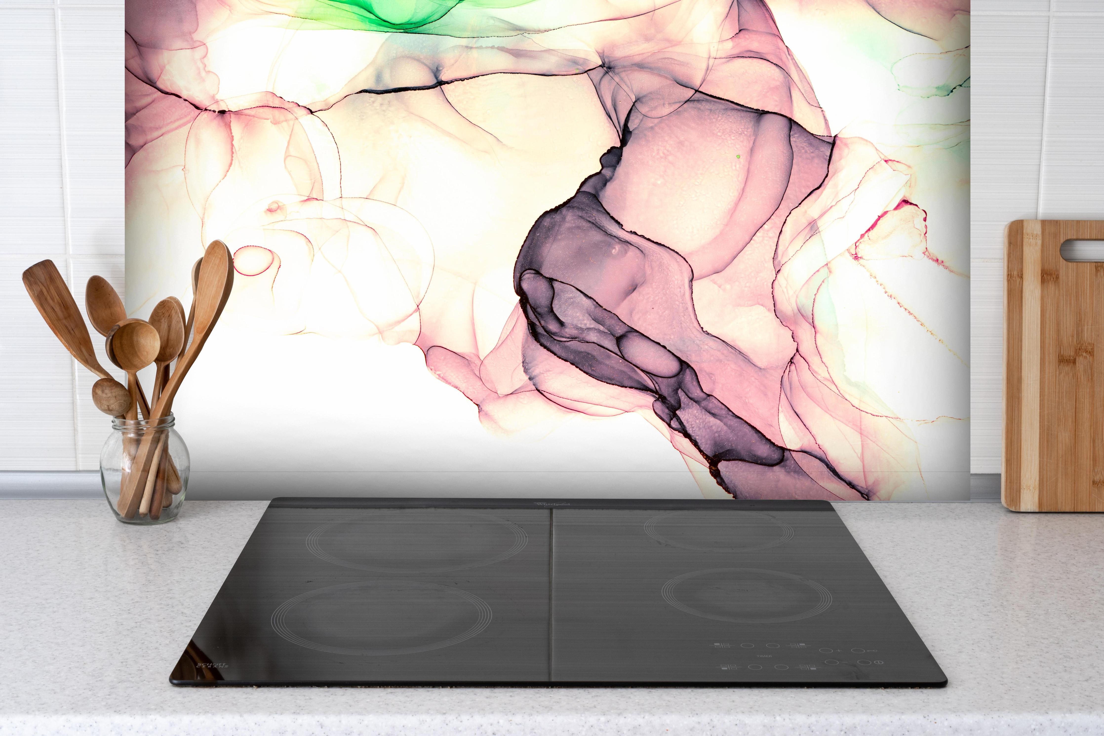 Spritzschutz - Marmor Wanddesign - Flüssigmalerei hinter einem Cerankochfeld zwischen Holz-Kochutensilien
