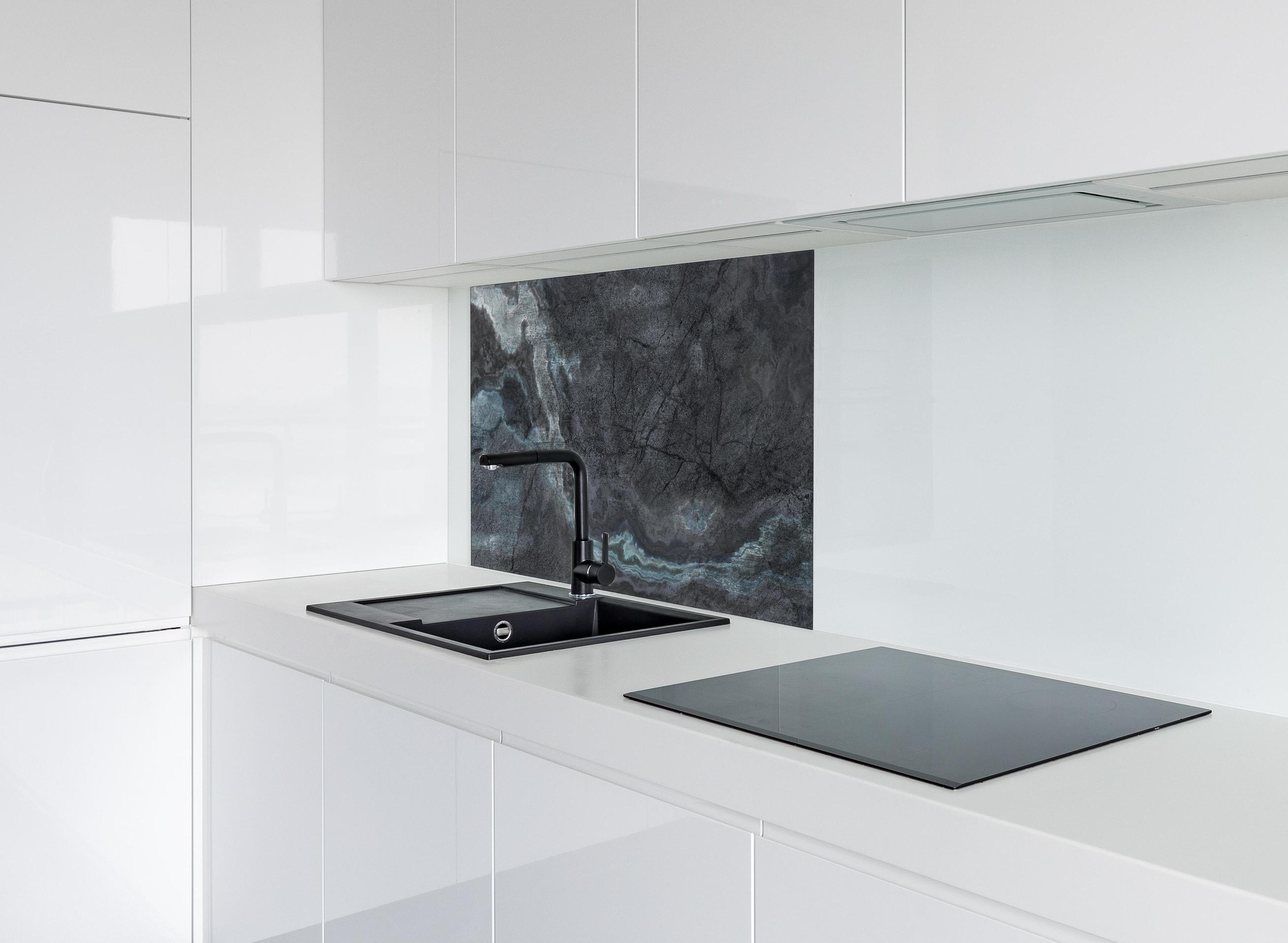 Spritzschutz - Marmorstein Textur - Elegant hinter einem Cerankochfeld zwischen Holz-Kochutensilien
