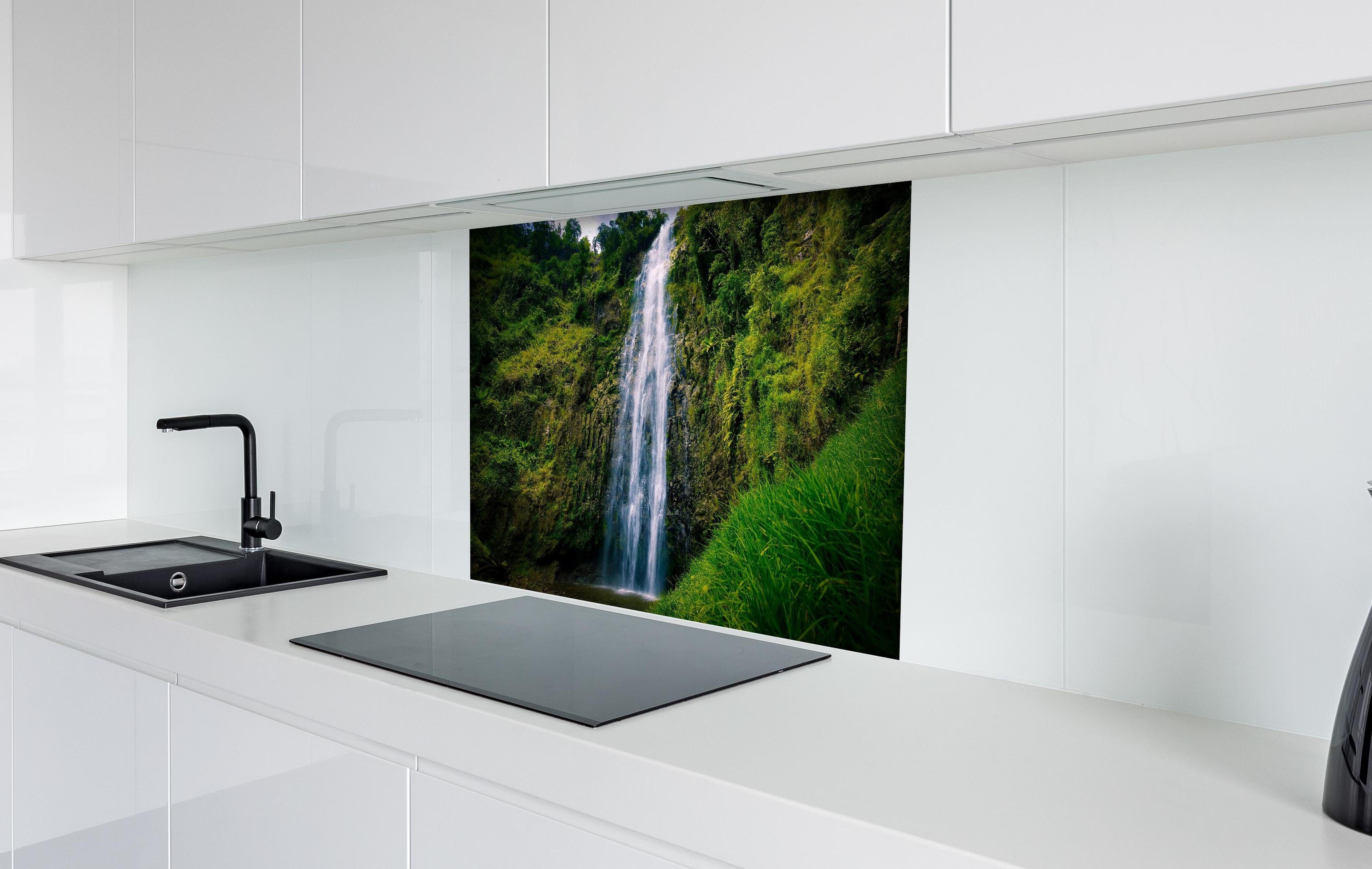 Spritzschutz - Materuni Waterfall hinter einem Cerankochfeld zwischen Holz-Kochutensilien
