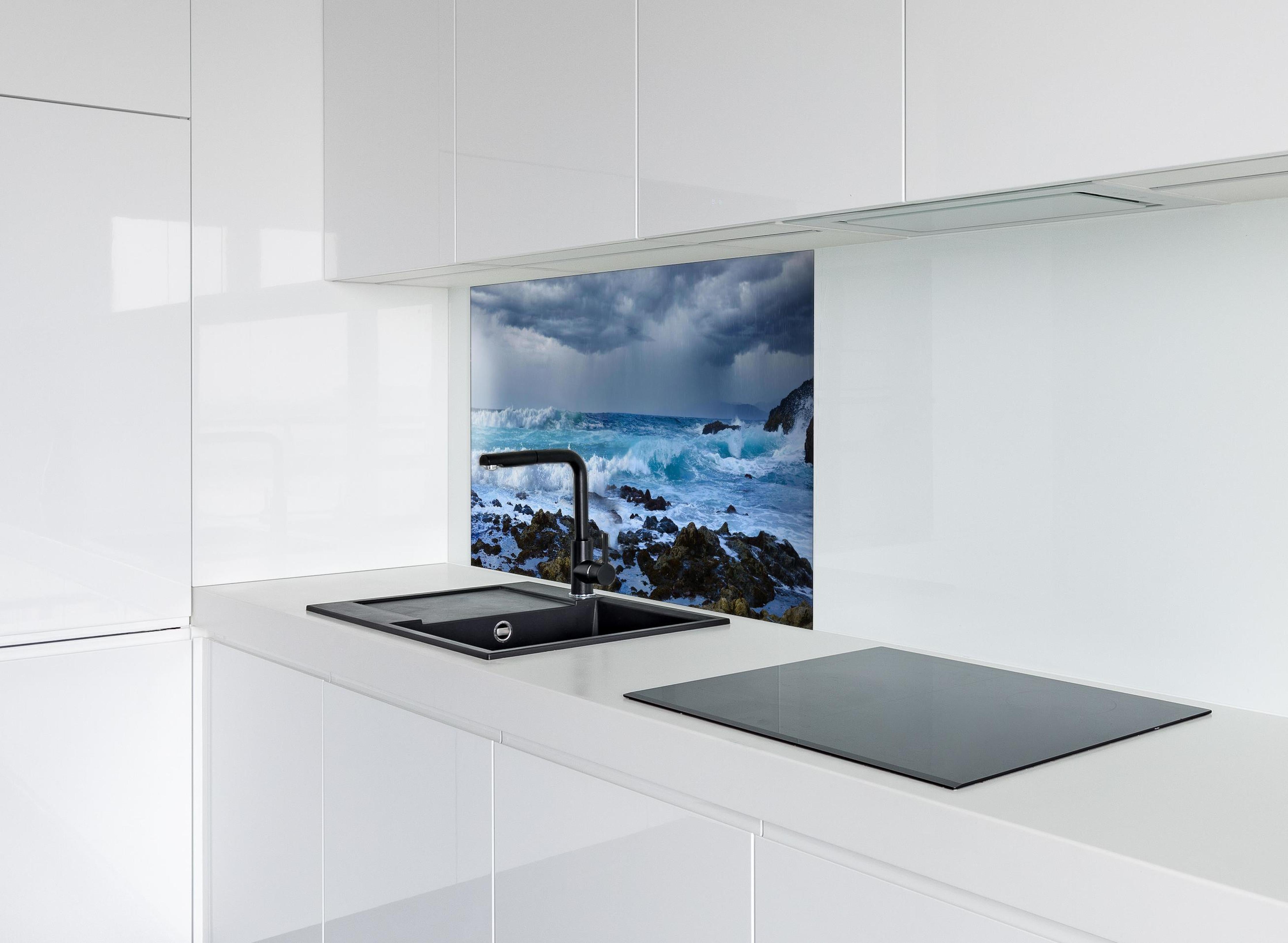 Spritzschutz - Meeresküste mit dunklen Regenwolken und stürmischer See hinter einem Cerankochfeld zwischen Holz-Kochutensilien
