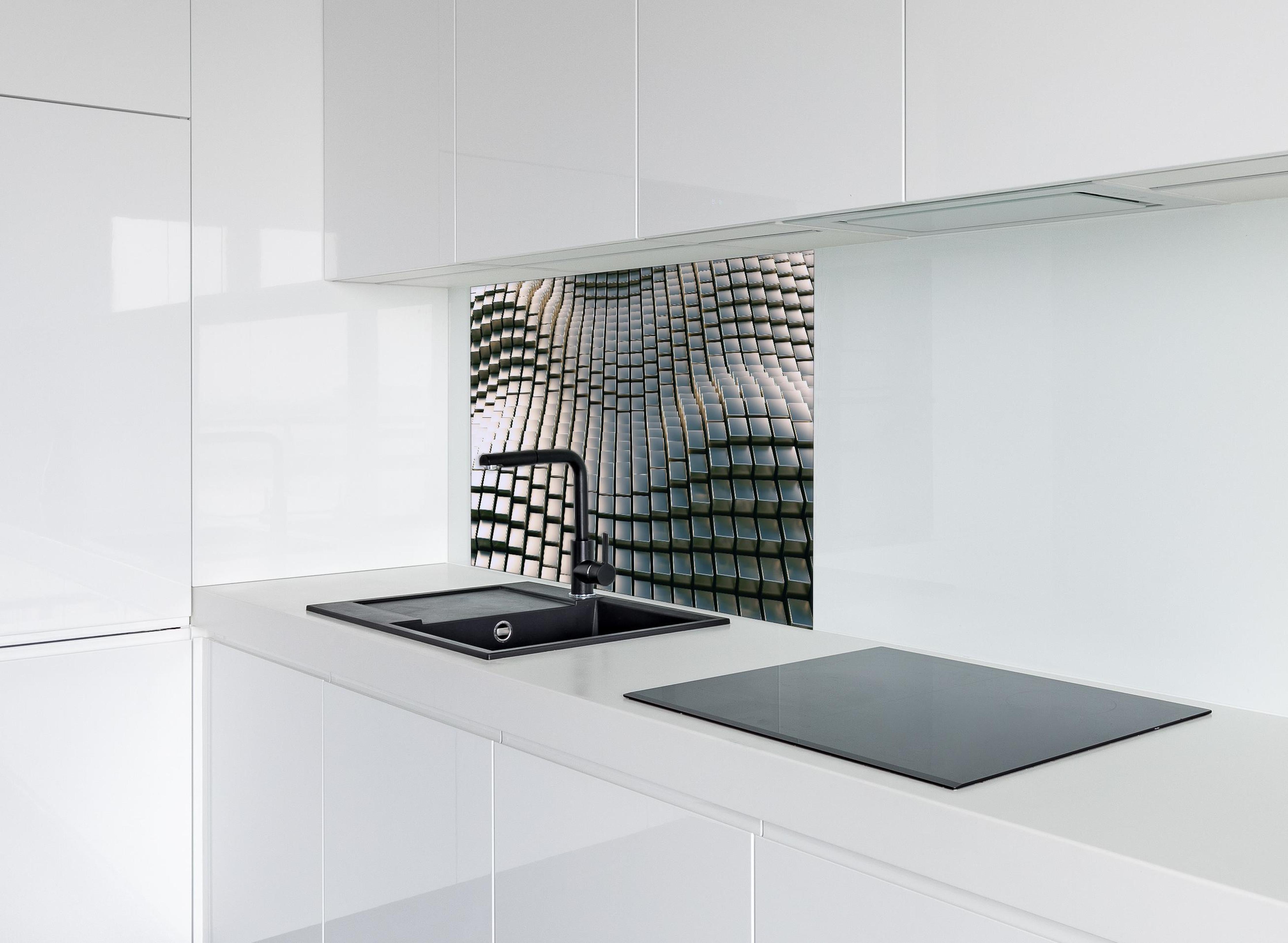 Spritzschutz - Metall Wellen Hintergrund hinter einem Cerankochfeld zwischen Holz-Kochutensilien
