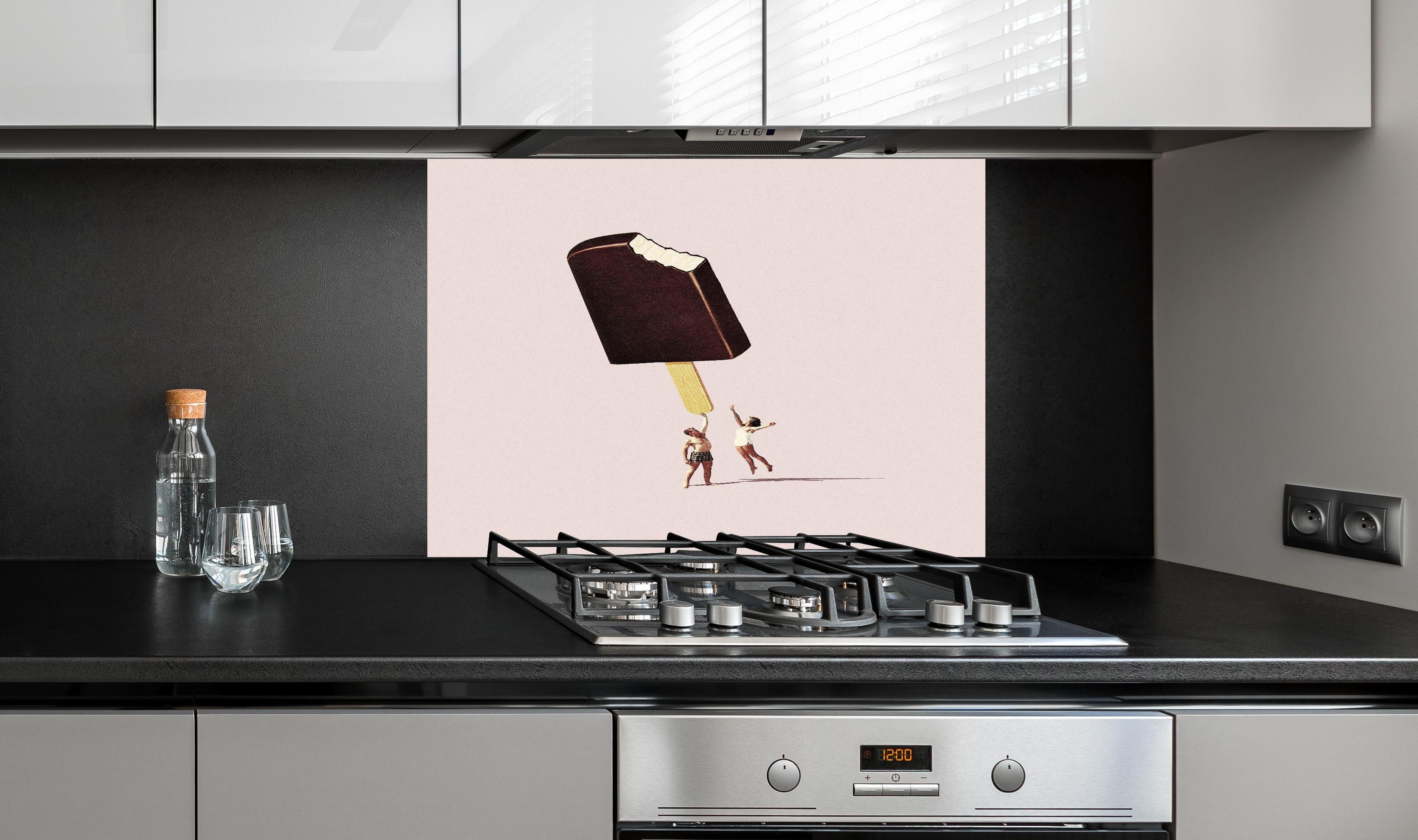 Spritzschutz - Miniatur Menschen halten Eis hinter einem Cerankochfeld zwischen Holz-Kochutensilien
