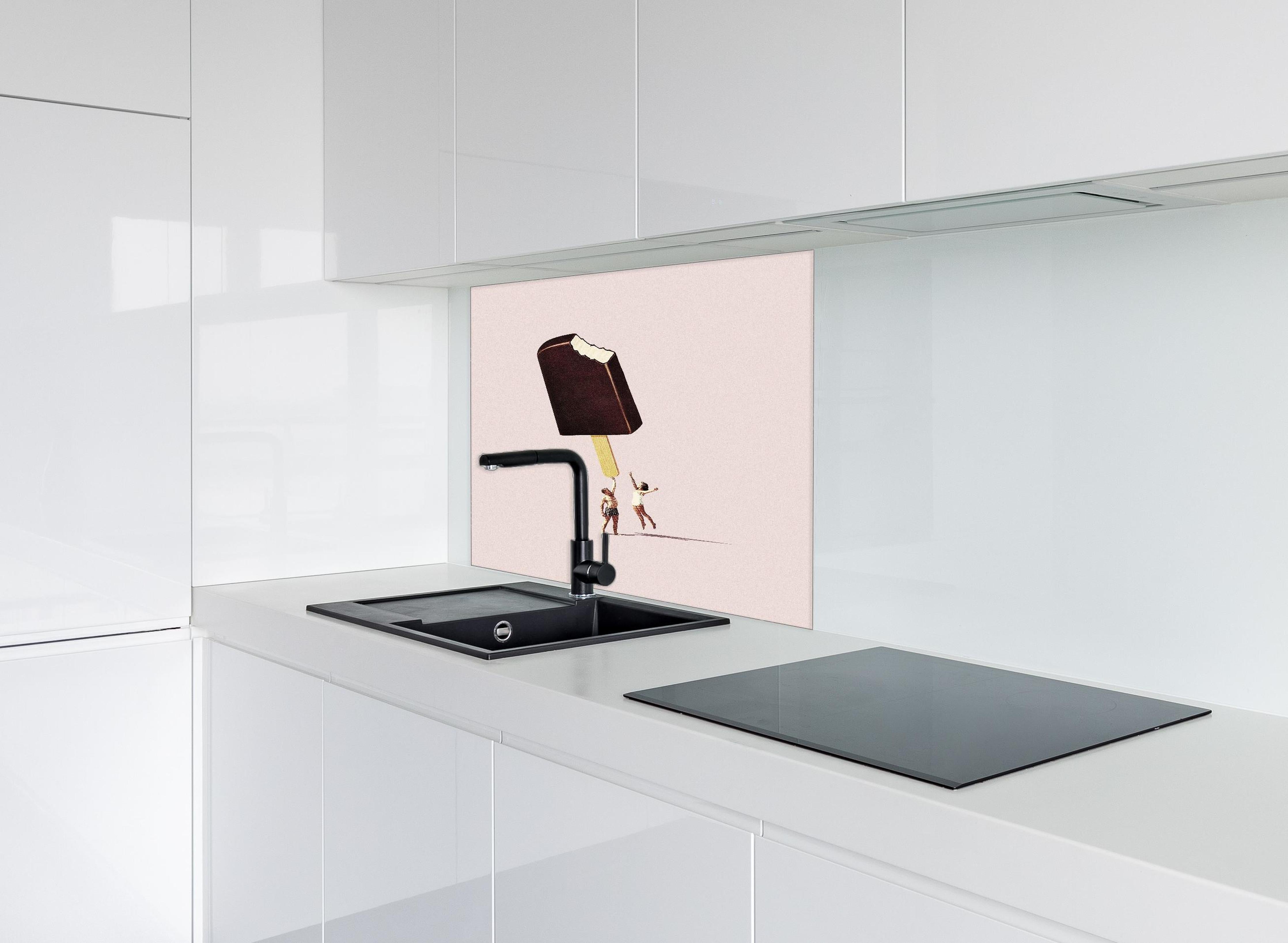 Spritzschutz - Miniatur Menschen halten Eis hinter einem Cerankochfeld zwischen Holz-Kochutensilien
