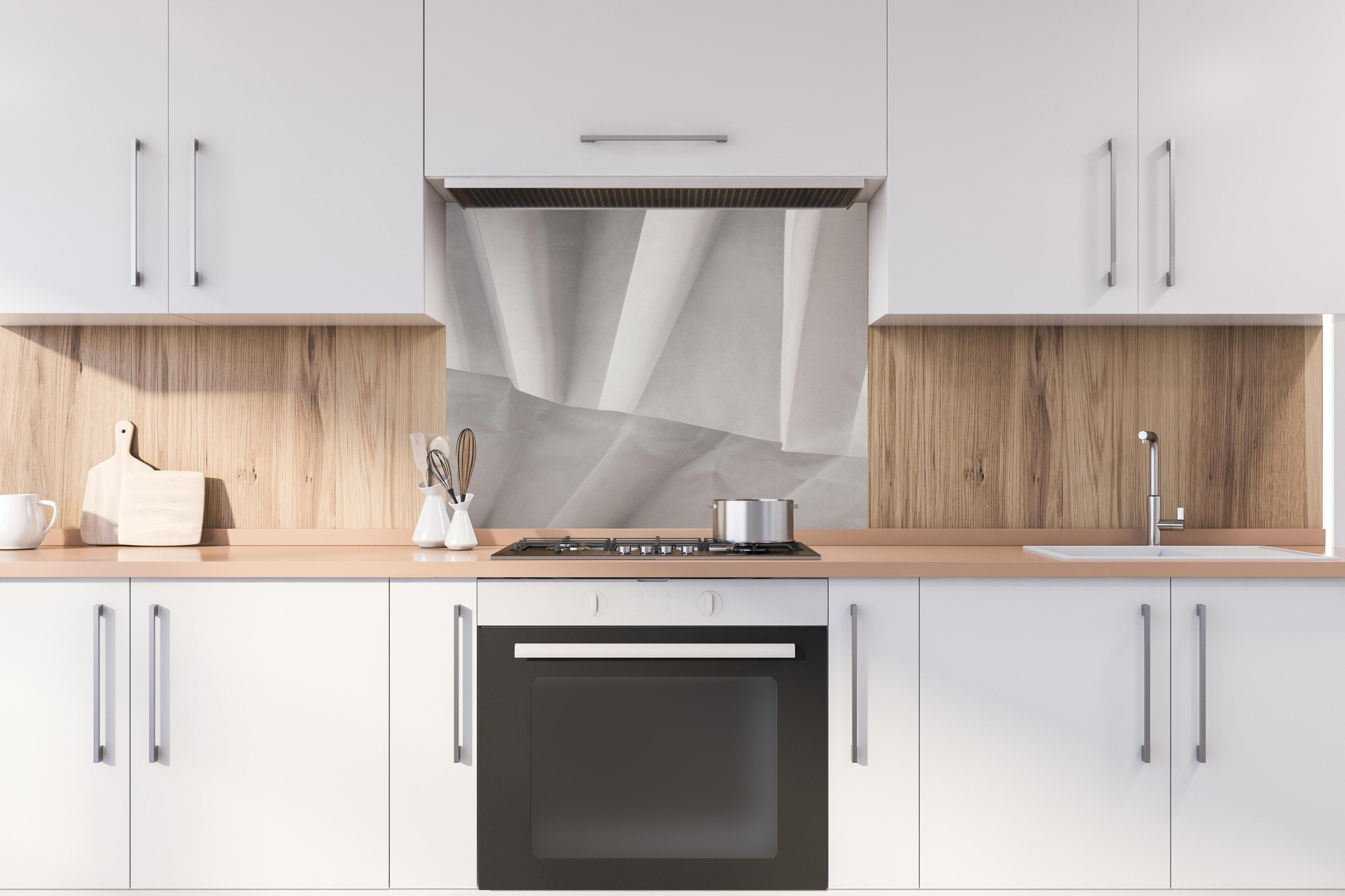 Spritzschutz - Minimalistische weiß-graue Papier Textur hinter einem Cerankochfeld zwischen Holz-Kochutensilien
