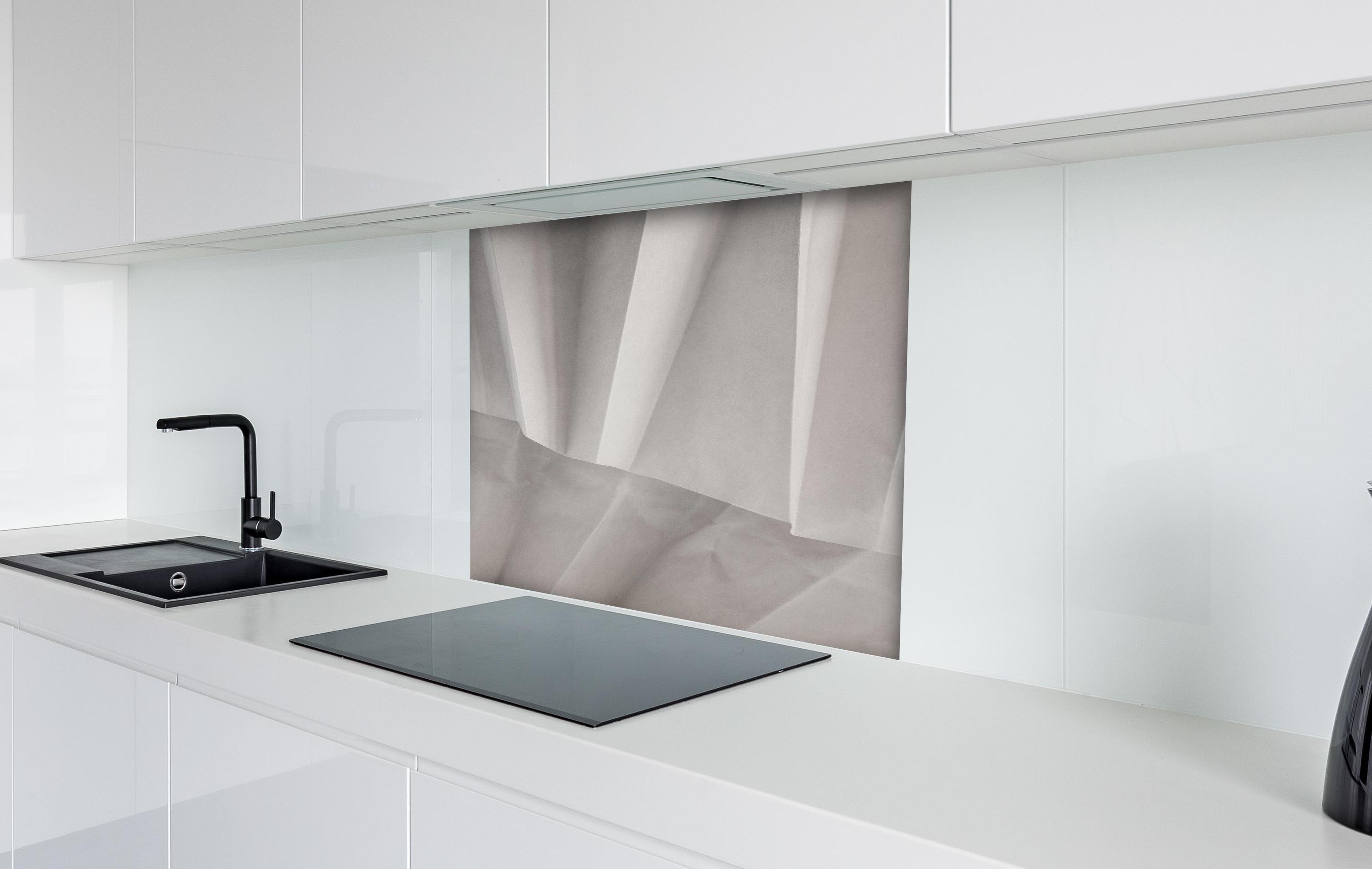 Spritzschutz - Minimalistische weiß-graue Papier Textur hinter einem Cerankochfeld zwischen Holz-Kochutensilien
