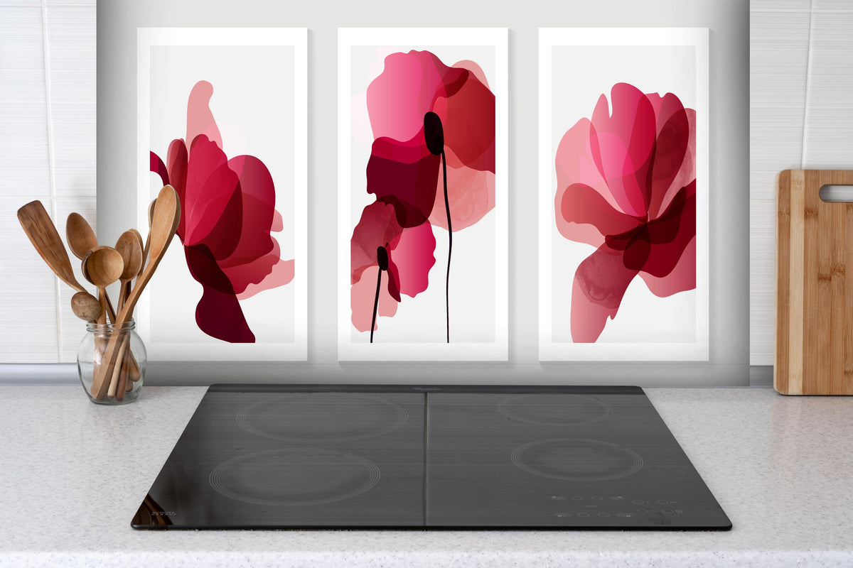 Spritzschutz - Moderne Abstrakte Blumen in Rot-Pink hinter einem Cerankochfeld zwischen Holz-Kochutensilien

