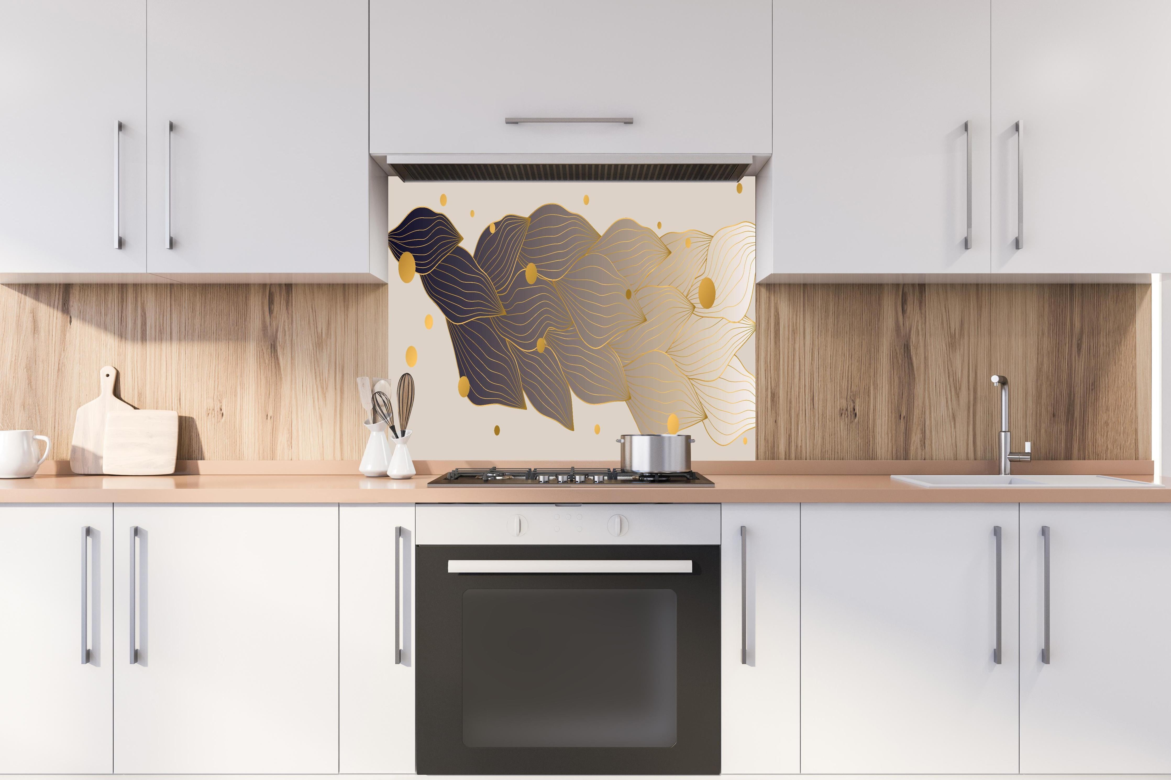 Spritzschutz - Moderne Abstrakte Goldlinien auf Beige hinter einem Cerankochfeld zwischen Holz-Kochutensilien
