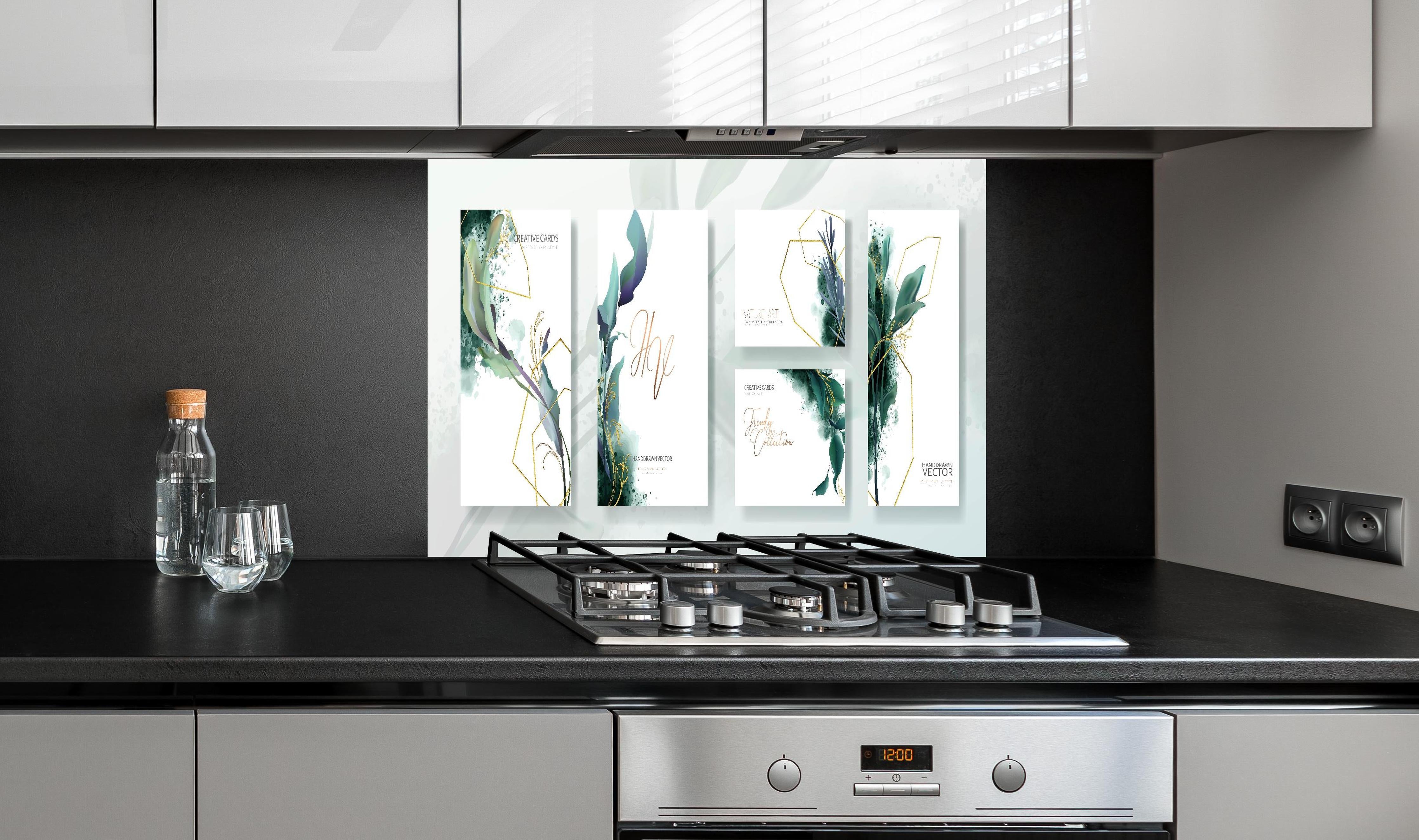 Spritzschutz - Moderne Abstrakte Kunst mit Goldakzenten hinter einem Cerankochfeld zwischen Holz-Kochutensilien
