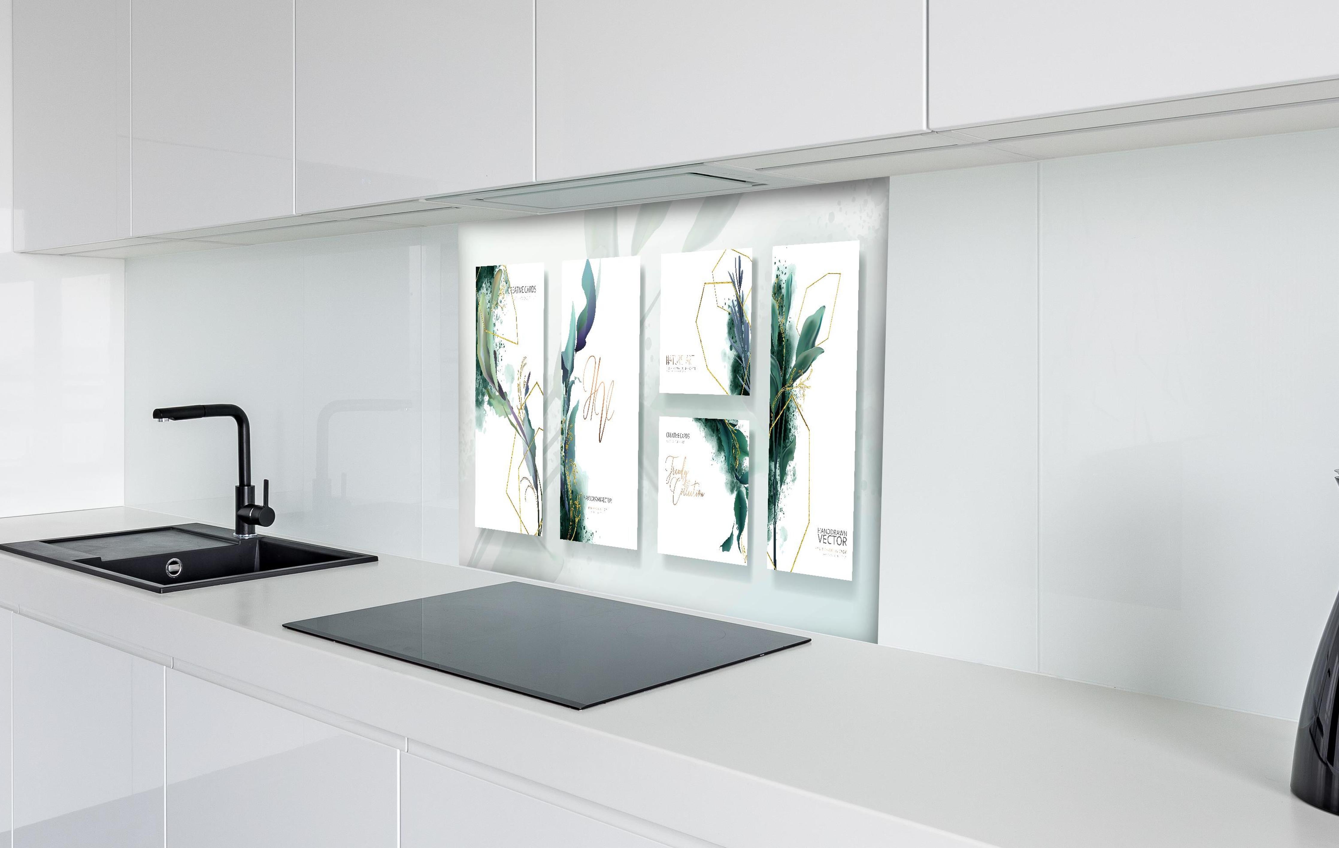 Spritzschutz - Moderne Abstrakte Kunst mit Goldakzenten hinter einem Cerankochfeld zwischen Holz-Kochutensilien
