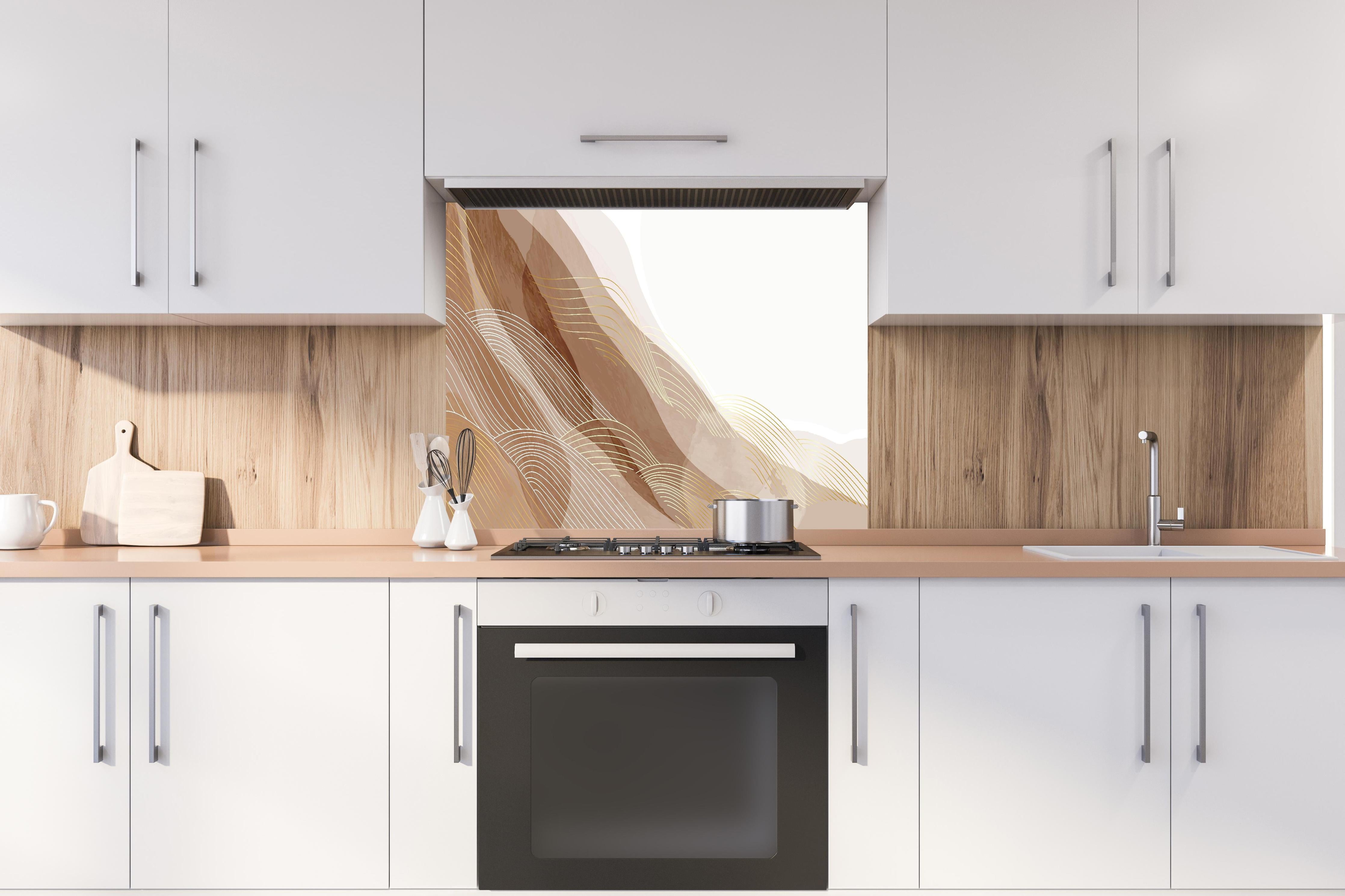 Spritzschutz - Moderne Abstrakte Linienzeichnung in Beige hinter einem Cerankochfeld zwischen Holz-Kochutensilien
