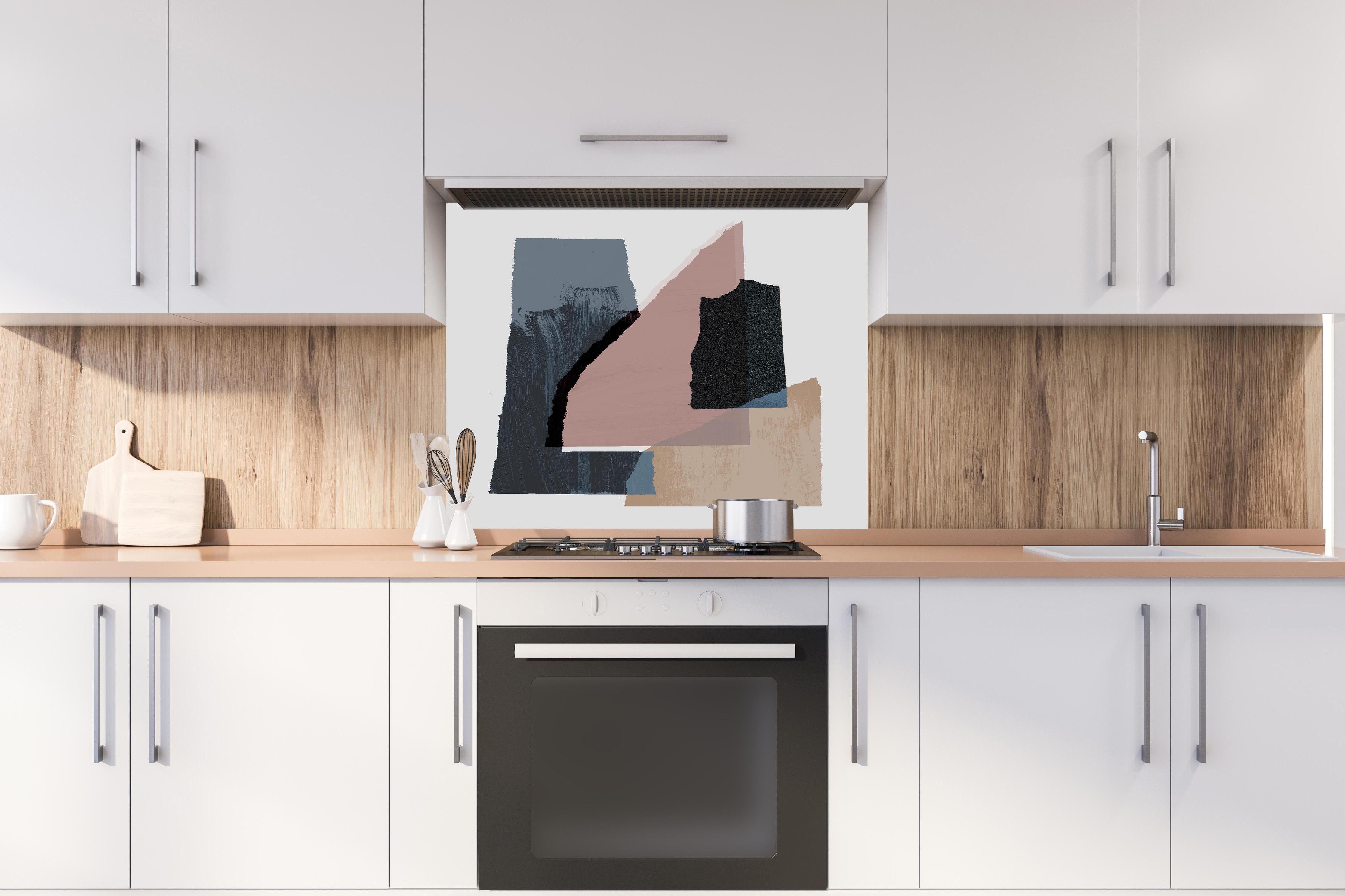 Spritzschutz - Moderne Abstraktion in Pastellfarben hinter einem Cerankochfeld zwischen Holz-Kochutensilien
