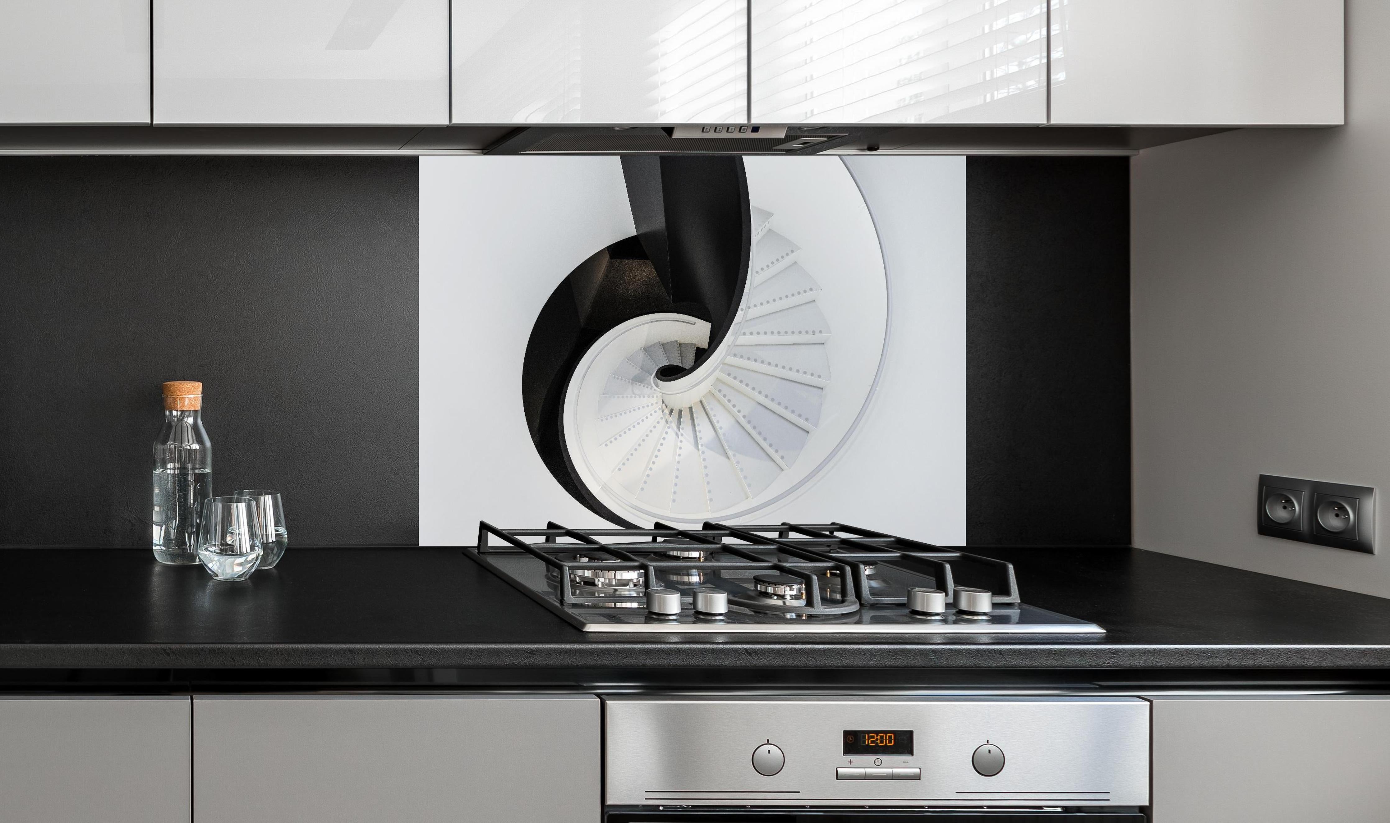 Spritzschutz - Moderne Architektur - Treppenhaus hinter einem Cerankochfeld zwischen Holz-Kochutensilien
