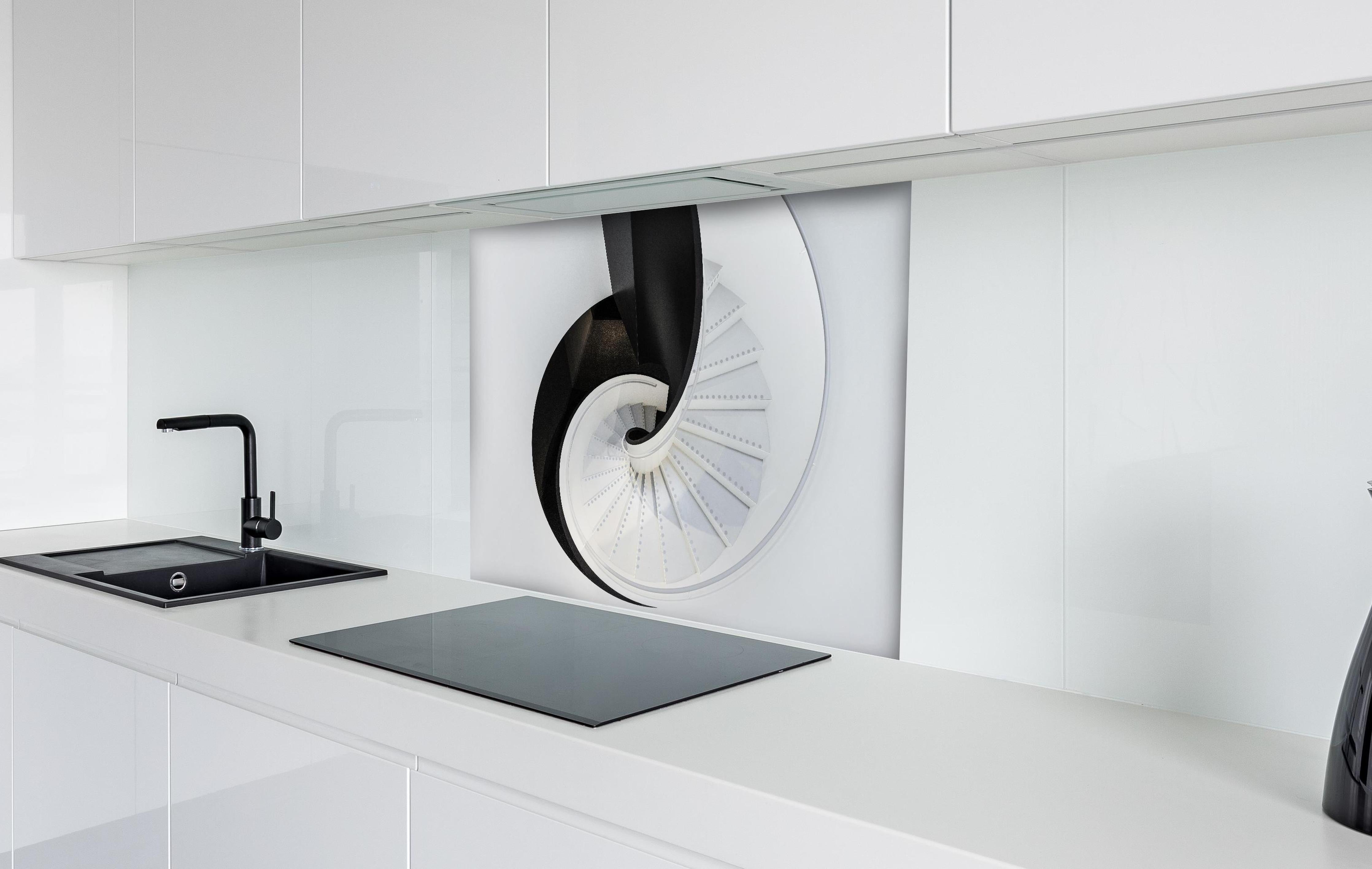 Spritzschutz - Moderne Architektur - Treppenhaus hinter einem Cerankochfeld zwischen Holz-Kochutensilien
