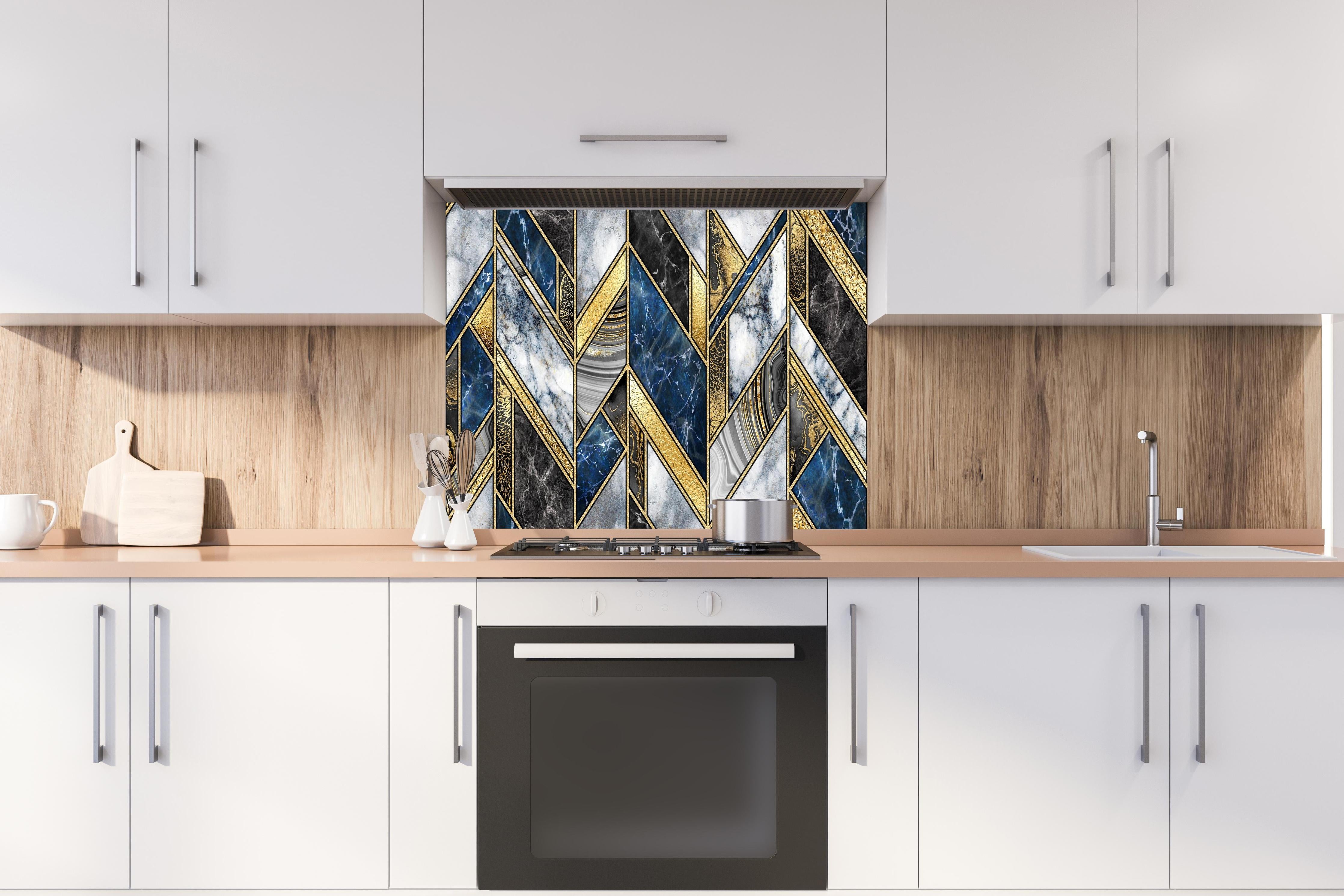 Spritzschutz - Moderne Art-Deco Marmor Mosaik Illustration hinter einem Cerankochfeld zwischen Holz-Kochutensilien
