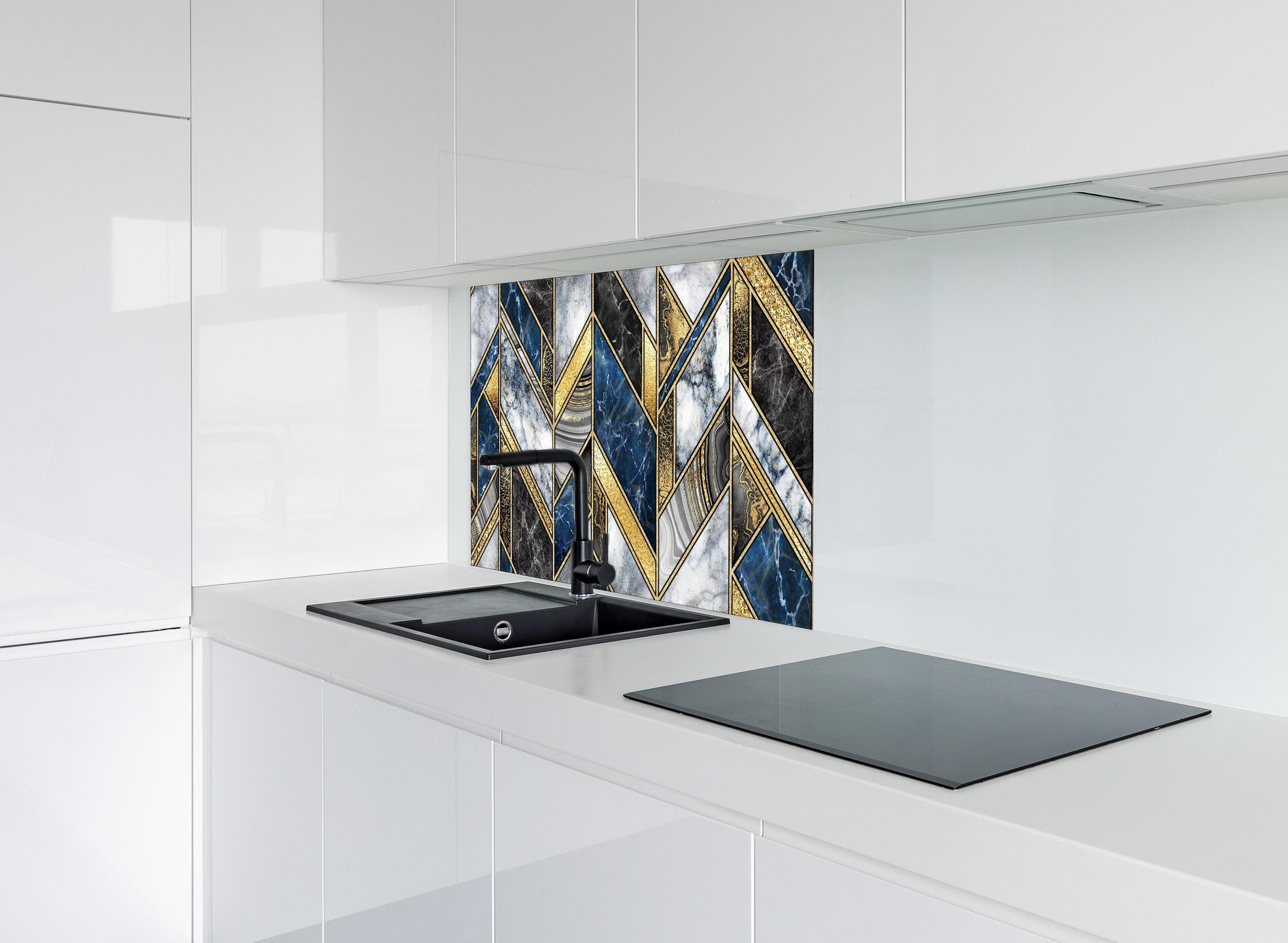 Spritzschutz - Moderne Art-Deco Marmor Mosaik Illustration hinter einem Cerankochfeld zwischen Holz-Kochutensilien
